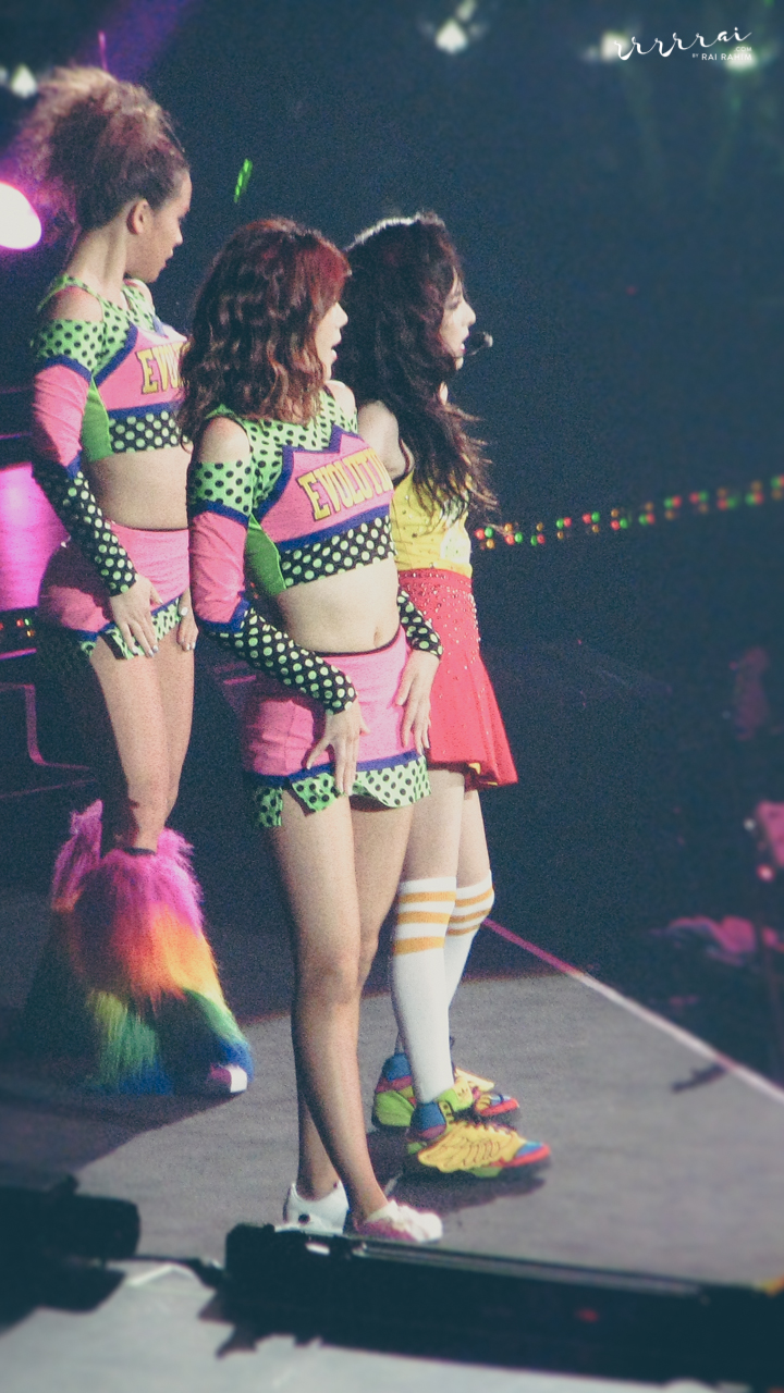 Dara’s solo. That was when she kissed a lucky fanboy on stage, I wonder if he’s still alive after that? Haha. On a separate note, I WANT HER ADIDAS X JEREMY SCOTT KICKS! x 