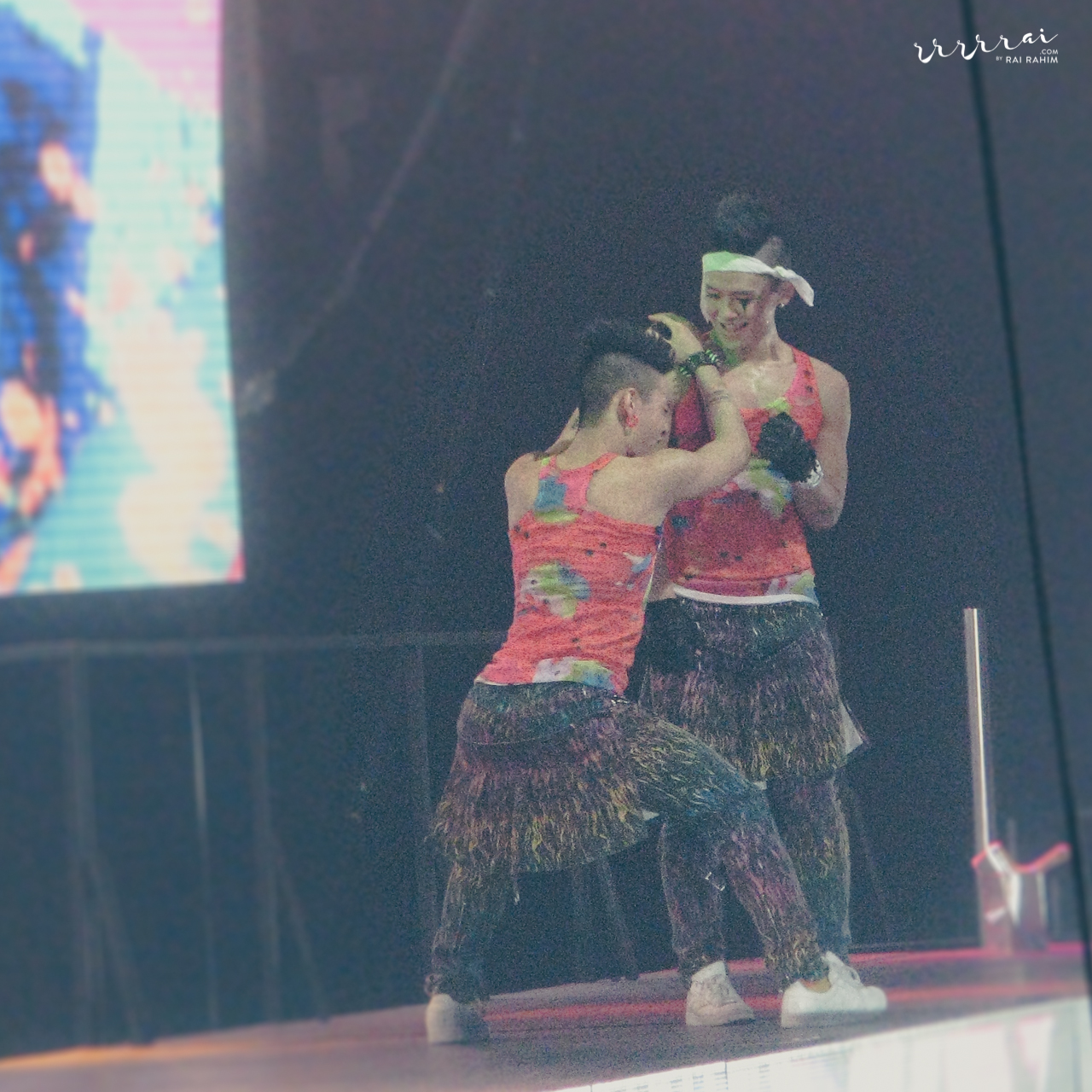 The certain twins I mentioned earlier… Efficiently distracting me from what’s supposed to be the main focus (i.e. Big Bang, SE7EN, 2NE1, etc.) since 2010 LMAO ^___^;; Anyhoos, this is Kwon Youngdon & Kwon Youngdeuk. & This is them monkeying around at the top of the scaffolding during Go Away, haha.
