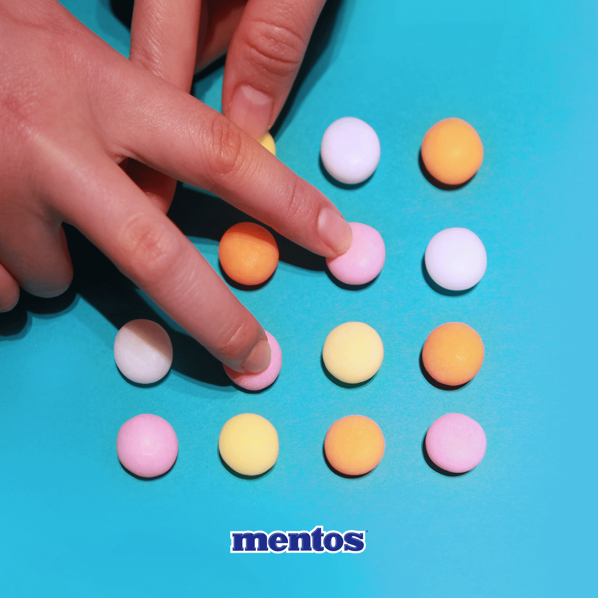 ME16001-Mentos-Finger-Twister.gif