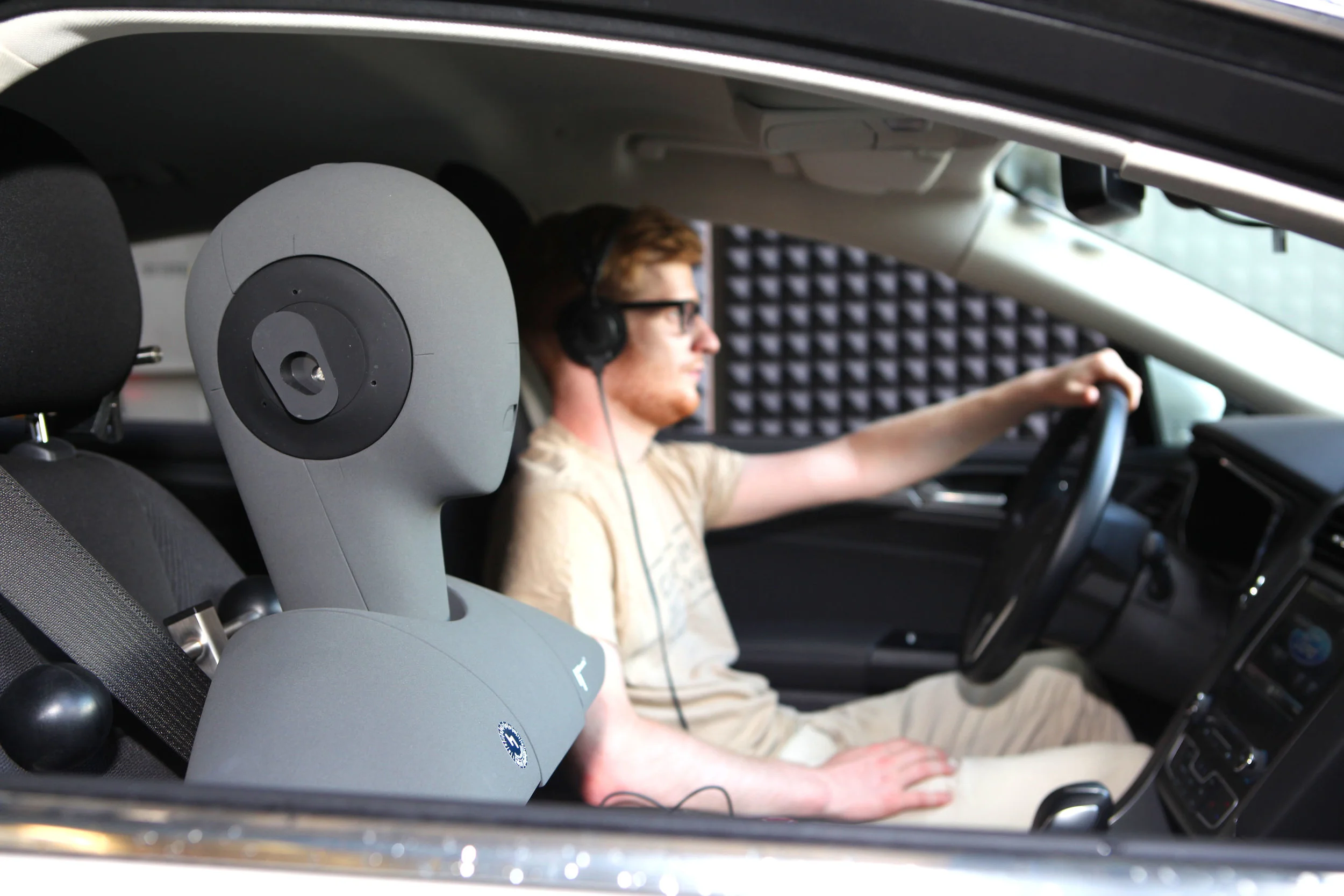 MANGGEI COMMUNICATIONS PRESSEINFO: Damit nix tscheppert – Sound of Silence für das Auto der Zukunft