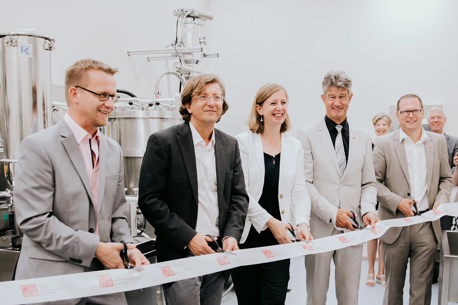Feierliche Eröffnung der neuen Anlage, (v.l.n.r.) DI(FH) Michael Dorn (Head of Galenik Engineering F. Hoffmann - La Roche AG), Univ.-Prof. Dr. Johannes Khinast (Scientific Director RCPE GmbH), MMag. Barbara Eibinger-Miedl (Landesrätin für Wirtschaft, Europa und Kultur), Univ.-Prof. Dipl.-Ing. Dr. Dr. Harald Kainz (Rektor der Technischen Universität Graz), Dr. Thomas Klein (Business Director RCPE GmbH) © Lupi Spuma