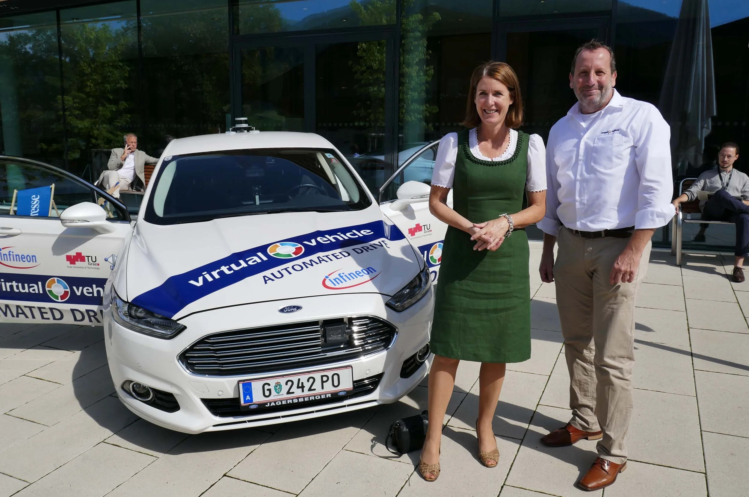 Dr. Henrietta Egerth, Geschäftsführerin der Österreichischen Forschungsförderungsgesellschaft FFG und Wolfgang Wachmann, Marketing & Communications am VIRTUAL VEHICLE mit dem Automated Drive Demonstrator (ADD) vor dem Congress Centrum in Alpbach.©VIRTUAL VEHICLE