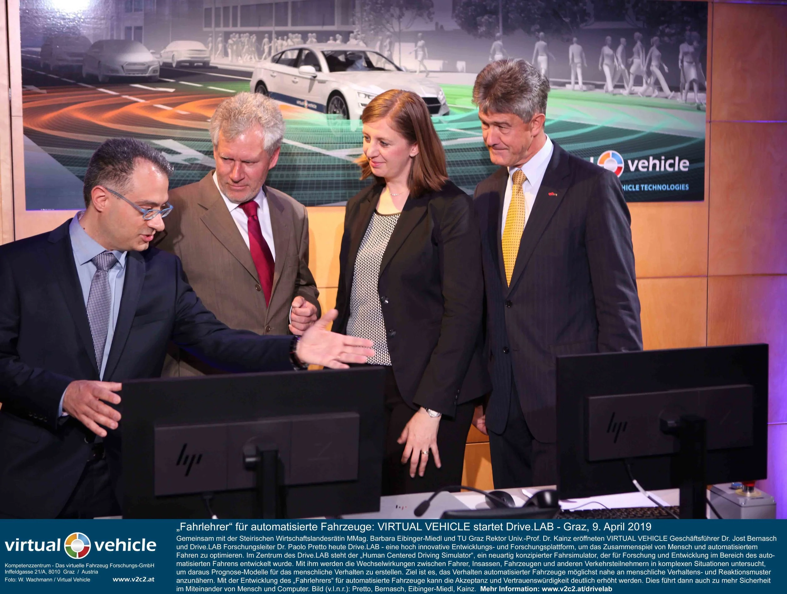 (v.l.n.r.) Dr. Paolo Pretto (DriveLAB, VIRTUAL VEHICLE), Dr. Jost Bernasch (GF VIRTUAL VEHICLE), MMag. Barbara Eibinger-Miedl (Landesrätin für Wirtschaft, Tourismus, Europa, Wissenschaft und Forschung), Univ.-Prof. Dipl.-Ing. Dr. Dr. Harald Kainz (Rektor der Technischen Universität Graz) ©VIRTUAL VEHICLE