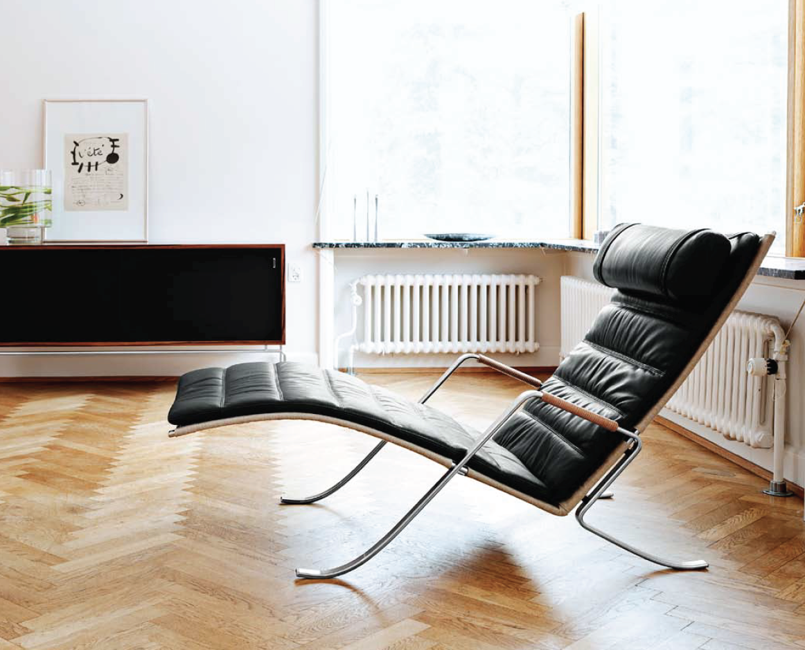 FK87 Grasshopper Chaise from Lange Production.