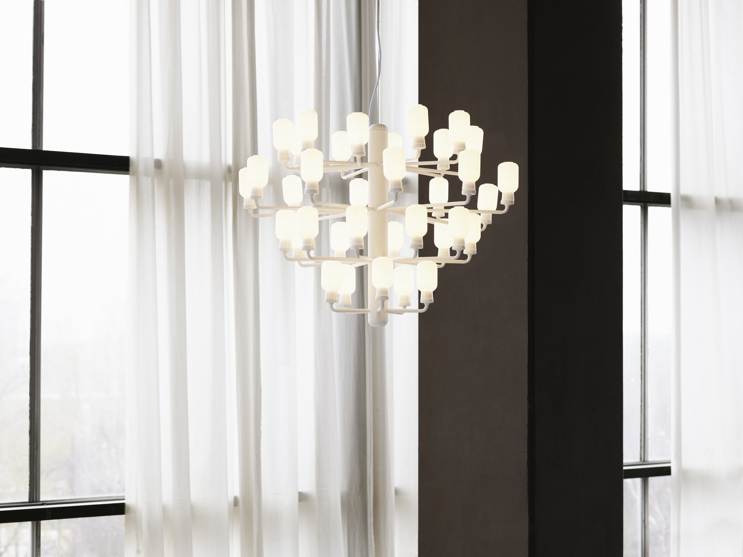 502081_Normann_Copenhagen_Amp_Chandelier_Large_EU_White_White_07.jpg