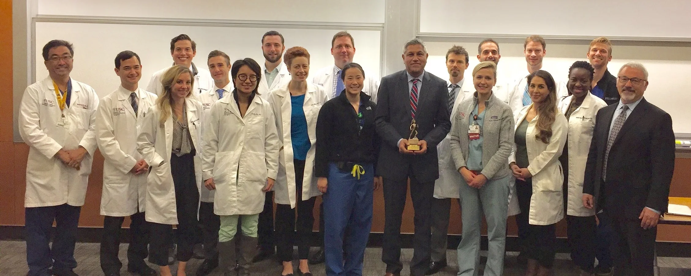 Dr. Rajiv Sood Visiting Bruce Zawacki Visiting Professor with the UsC Plastic Surgery Residents at Grand Rounds