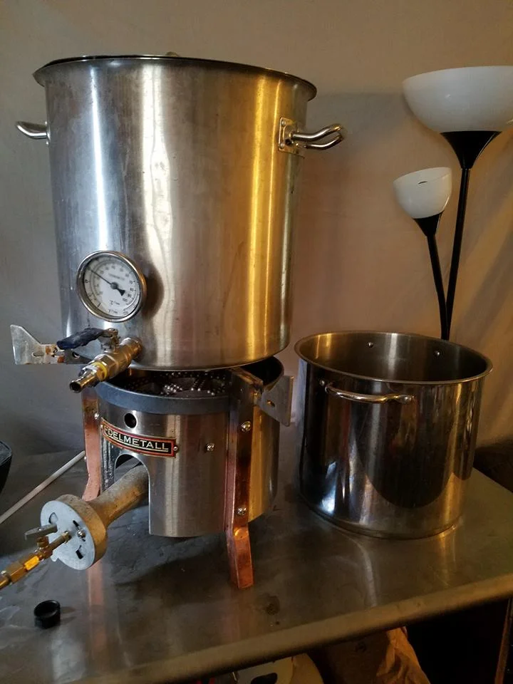 On the right, a 5 gallon kettle from an early kit that I no longer use. On the left, my over priced burner and kettle that I currently use. If this guide had been around when I started, I'd have about $300 dollars more in my pocket right now