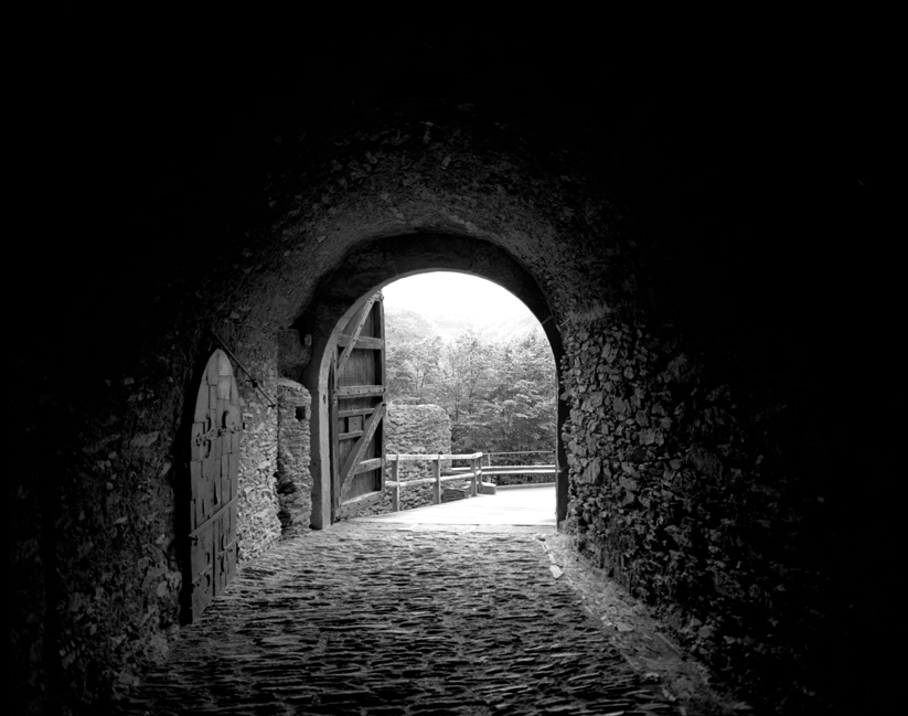 05-08 Castle Tunnel, Reine88.jpg