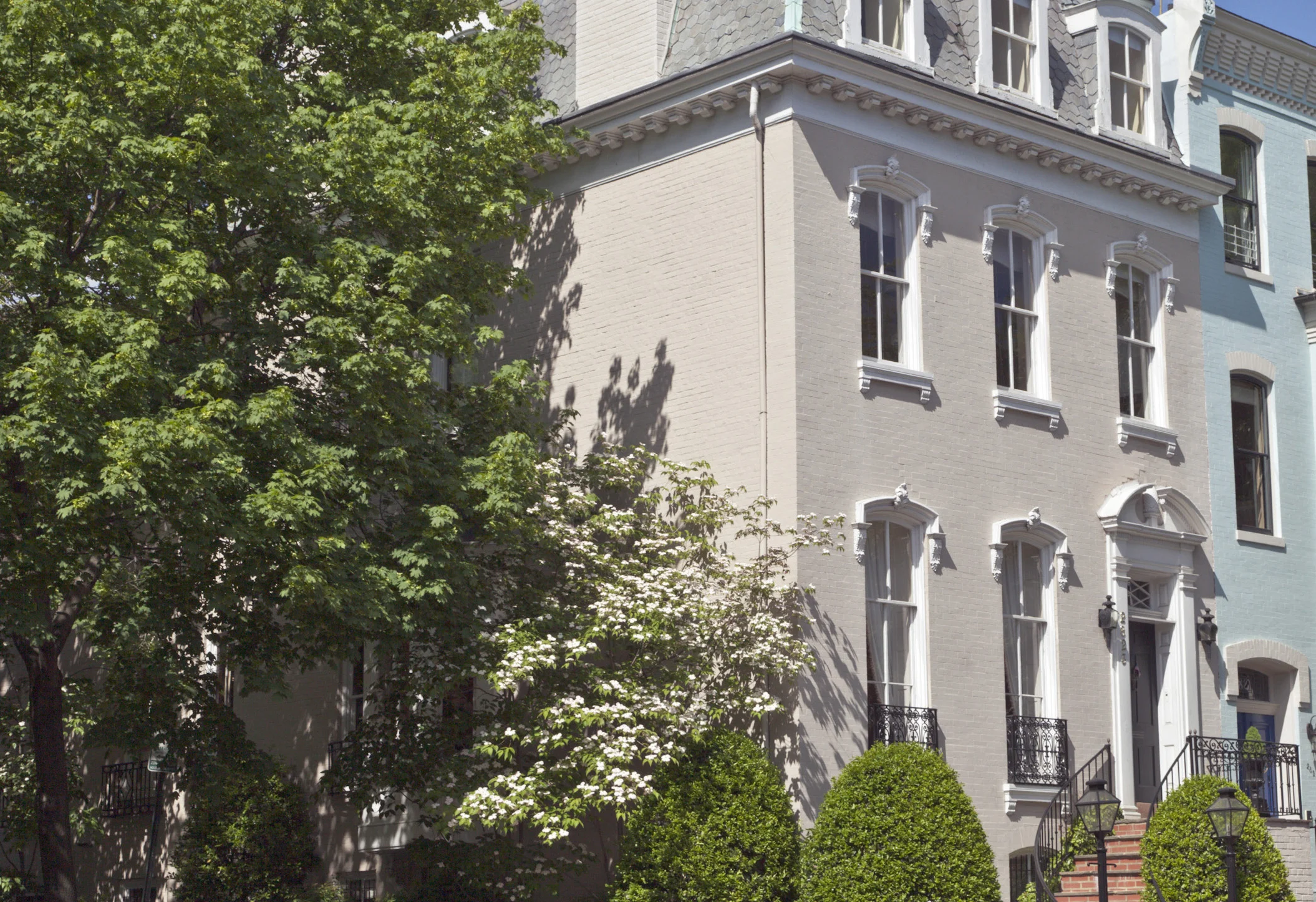 2823 Q front exterior 3.jpeg