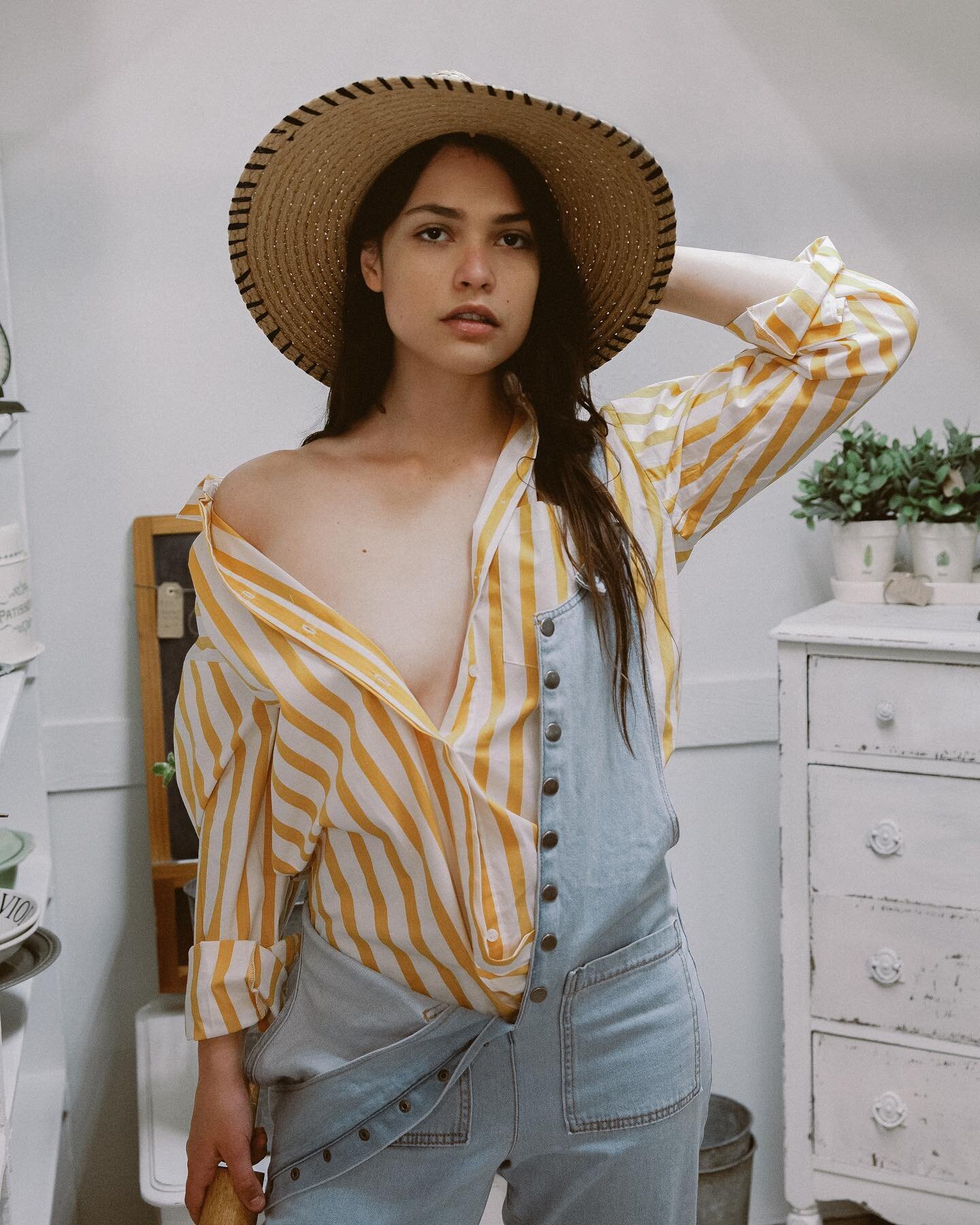 Hold on to your hats... 🤠
.
@meganhackettt styled by @salina_mahoney