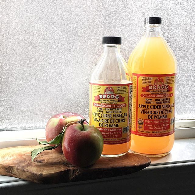 New post up on the blog! Learn about how I've been using kitchen staple apple cider vinegar in my daily skin care regimen + DIY toner recipe! Link in bio 🍎 #applecidervinegar #acv #acvtoner #applecidervinegartoner