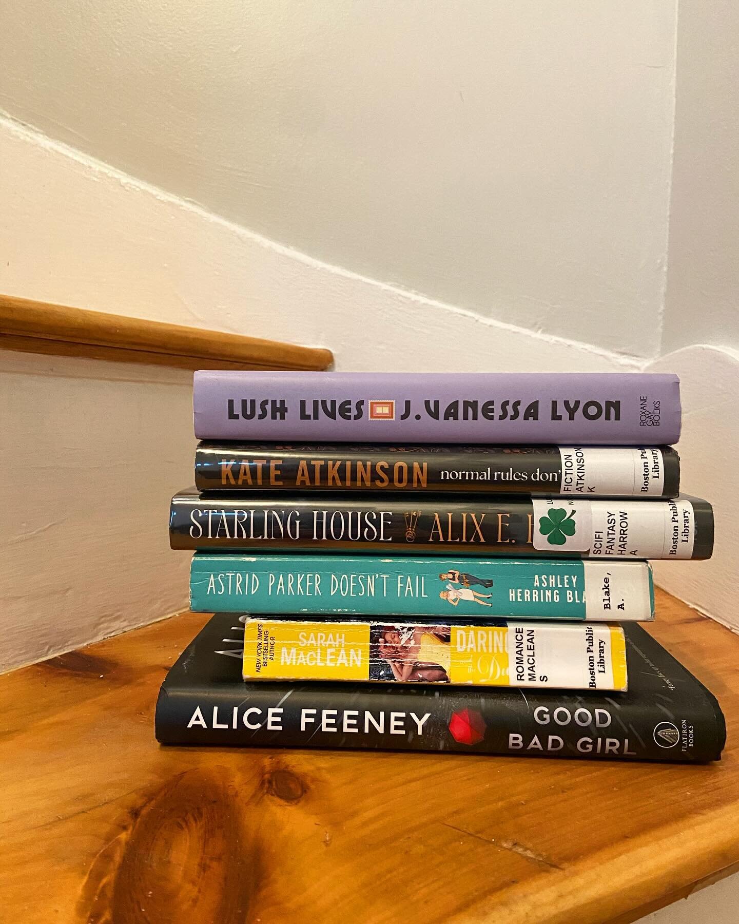 November reads, least favorite (bottom) to most favorite (top). Only the bottom one is truly bad. Are there still good thrillers out there or is just a spectrum from entertaining trash to offensive trash?? BONUS: I also read a very 🥵🔥 😳series of r