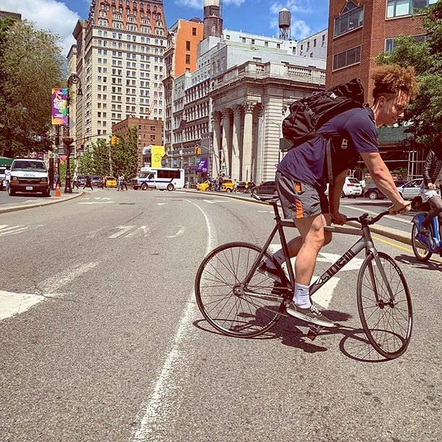 Meanwhile in the city
Photo by @thedropoutsnyc 
#newyork #pedalstraps #trackbike #wheeltalk #zulufixed #manhattan #fixiegram #tracklocross