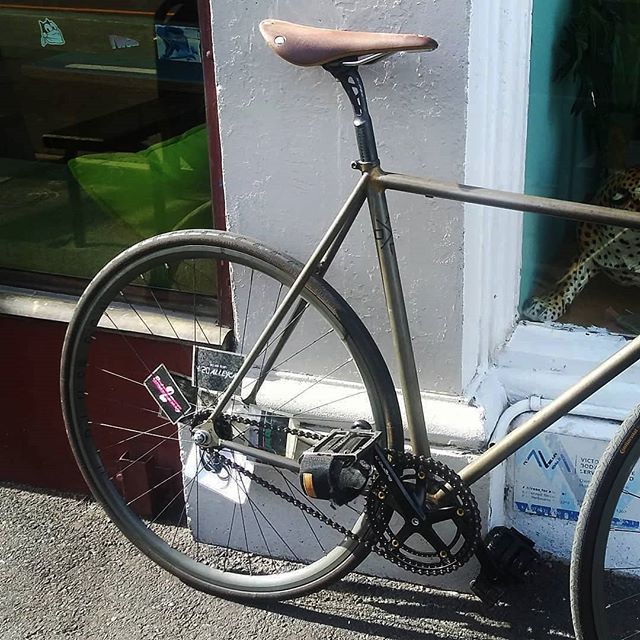 Steel commuter machine by @felixtheothercat 
So much love the real steel!
Straps by ZULU -link in the bio
Chainring @bespokechainrings 
#fixedgear #melbourne #trackbike #steel #fixiegram #zulufixed #pedalstraps