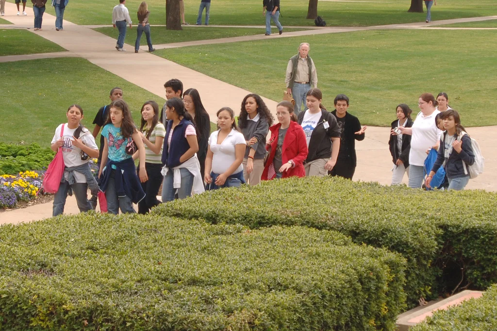 Campus_tour2.jpg