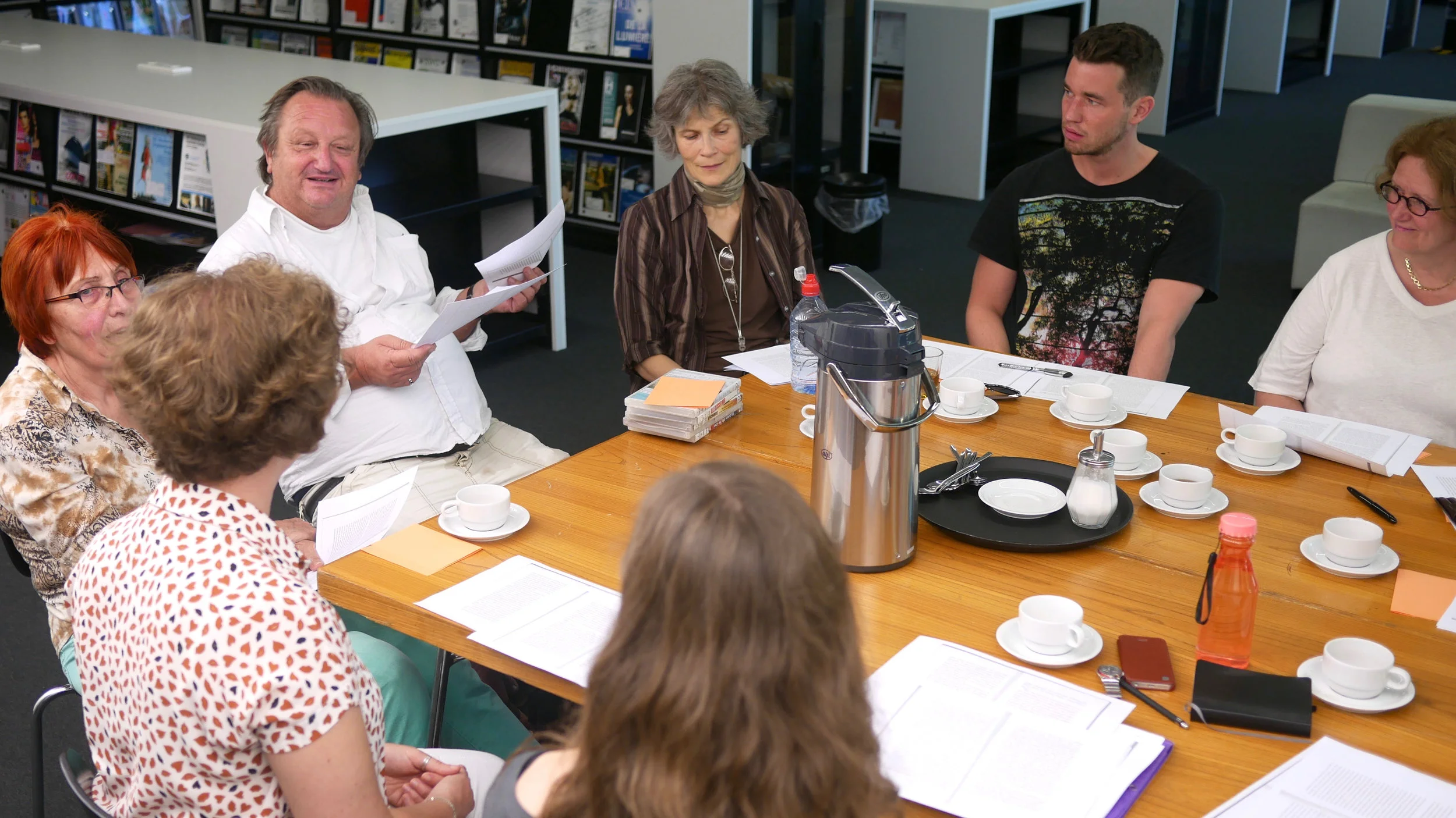...Mit–Lesen–Teilen | Shared Reading in der AGB | Berlin