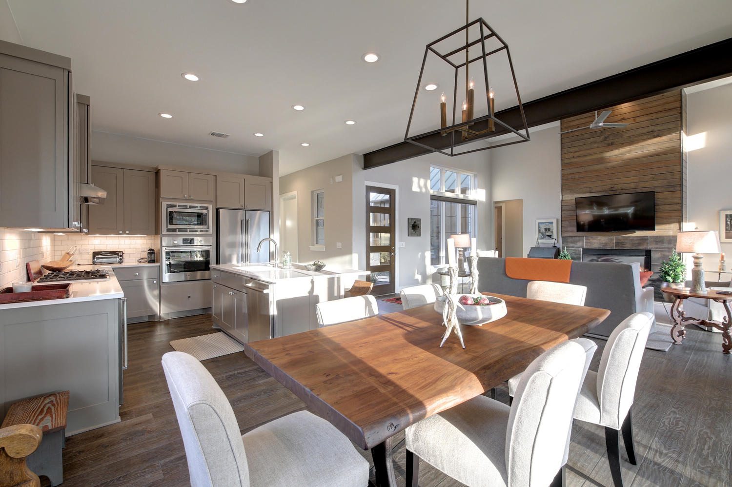 213-grove-court-large-024-13-family-kitchen-dining-017-1500x999-72dpi.jpg