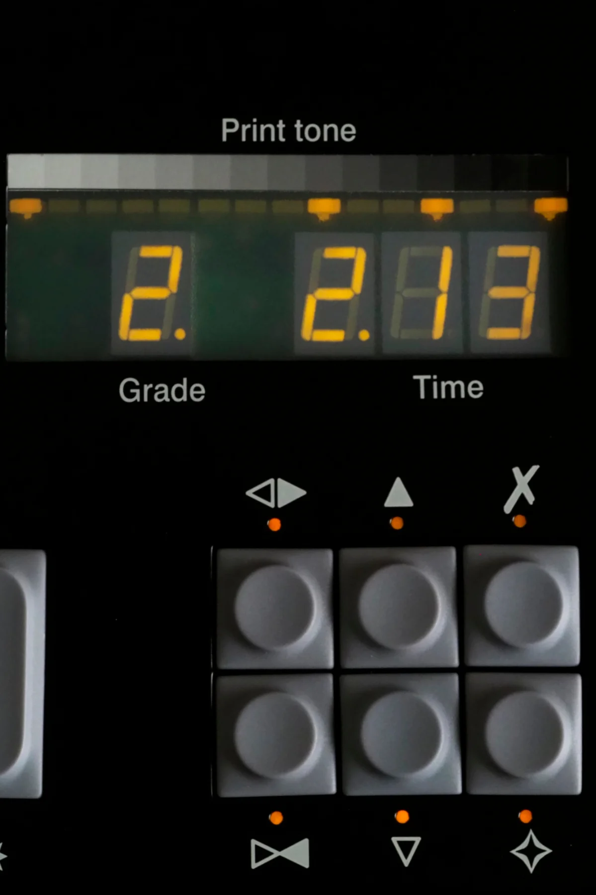 By adjusting the gradation from 2 to 2 1/2, the exposure time is automatically compensated and the print values are shifted