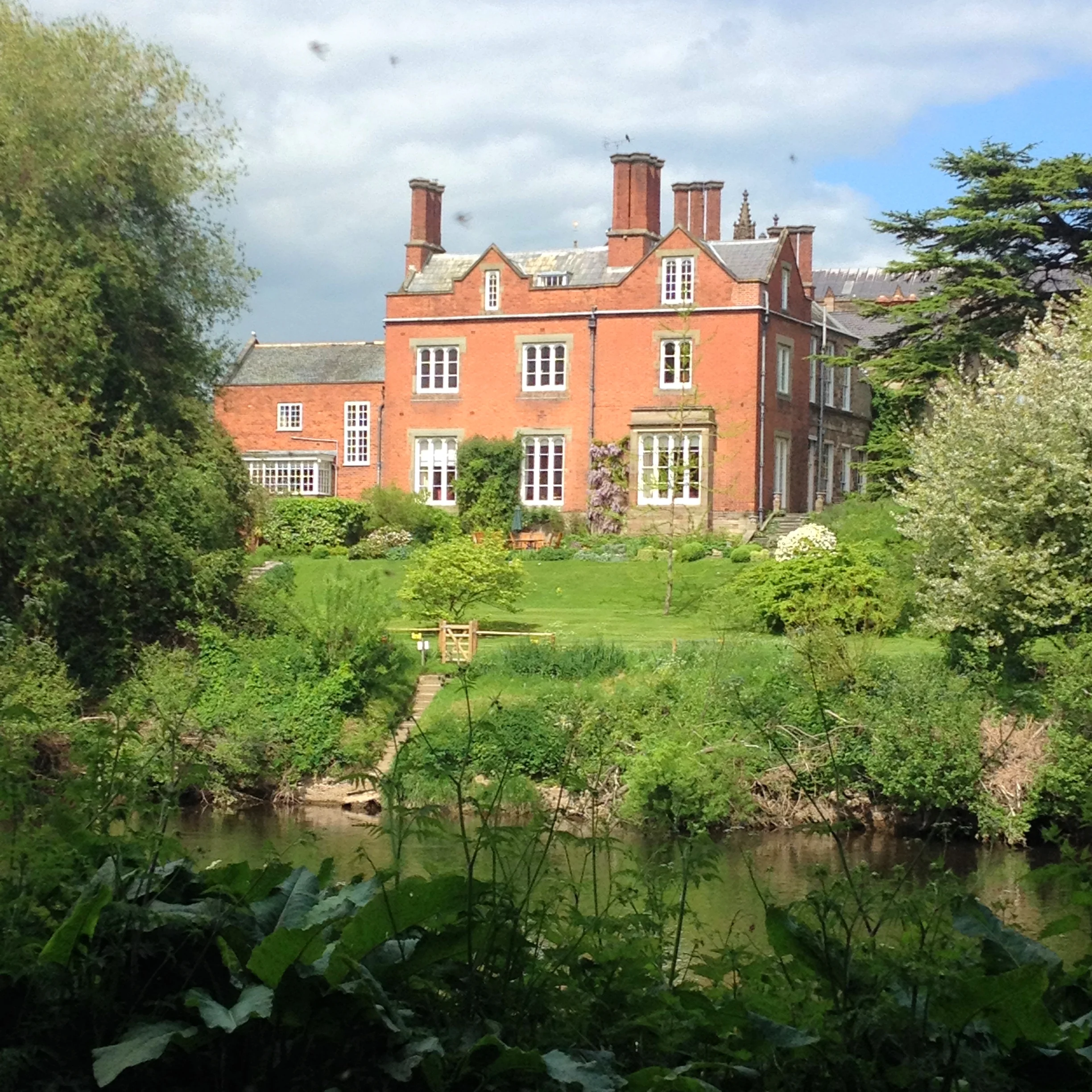 Snap of the building before I left. Was a shame I didn't take the photo before drawing as the sun went into hiding and the bright colours weren't so bright. Boooo.