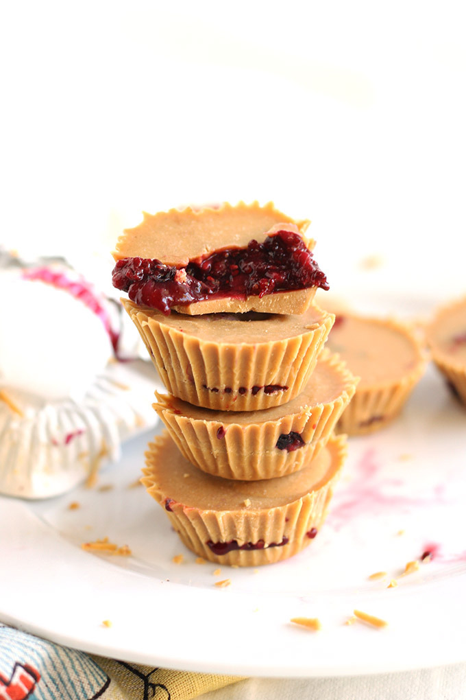 tinykitchenvegan:

Vegan PB&amp;J Cups