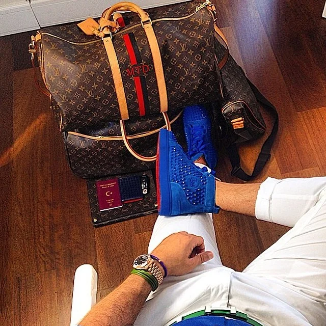 bespokemenscollection:
Travelling Essentials 
  _____________________________
Follow @bespokemenscollection ______________________________
By#familymember @dnkdmr7 
#fashion #swag #style #stylish #TagsForLikes #swagger #photooftheday #dailywatch #…