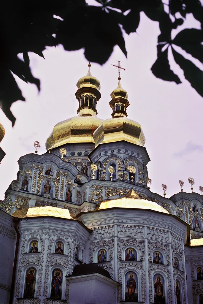 italdred:
Church of the Trinity (Kiev) - Olympus OM1n - Velvia 100F (by oscarparadela.com)