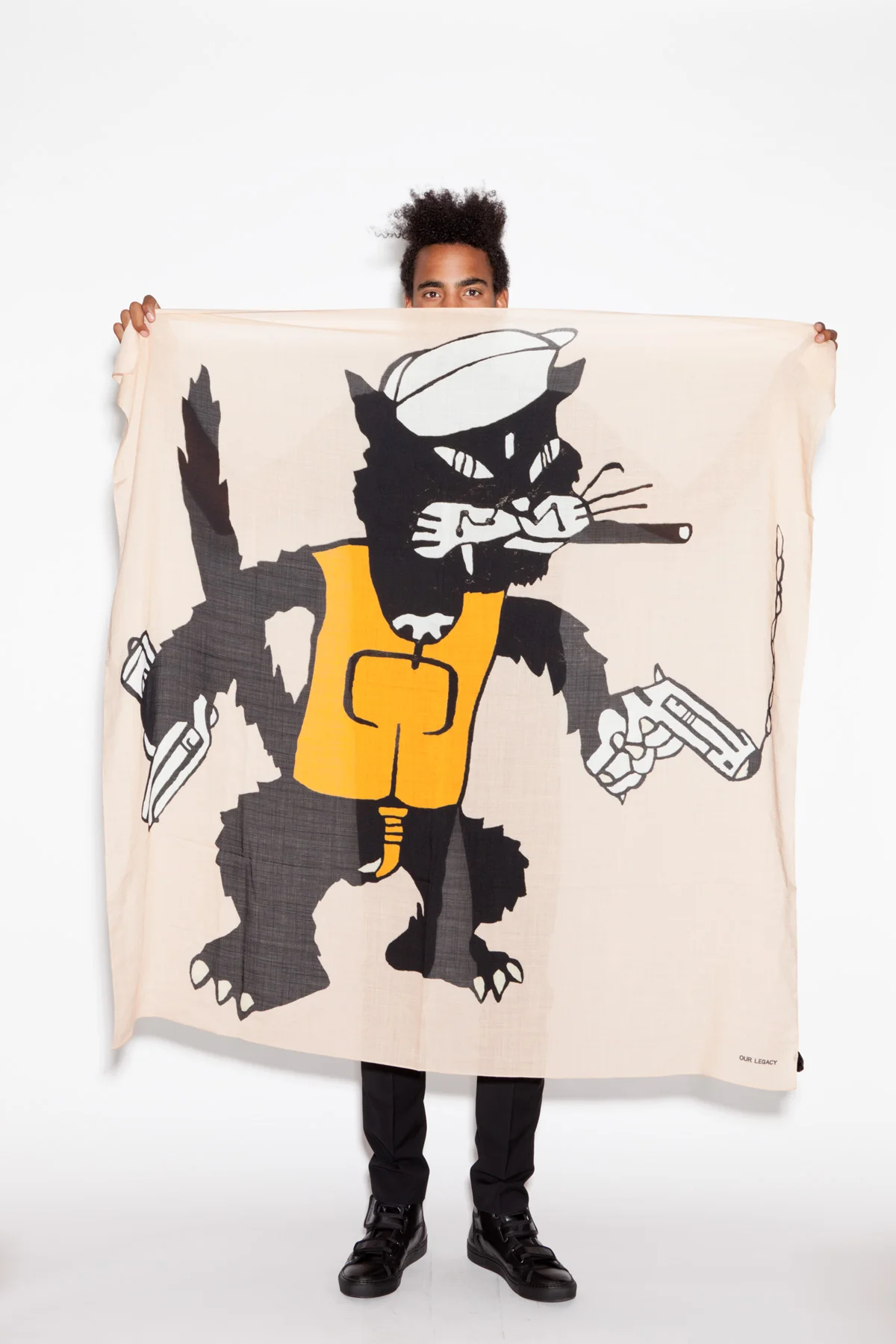 tresbienvisuals:
Printed Scarf from Our Legacy F/W 13
Très Bientres-bien.com