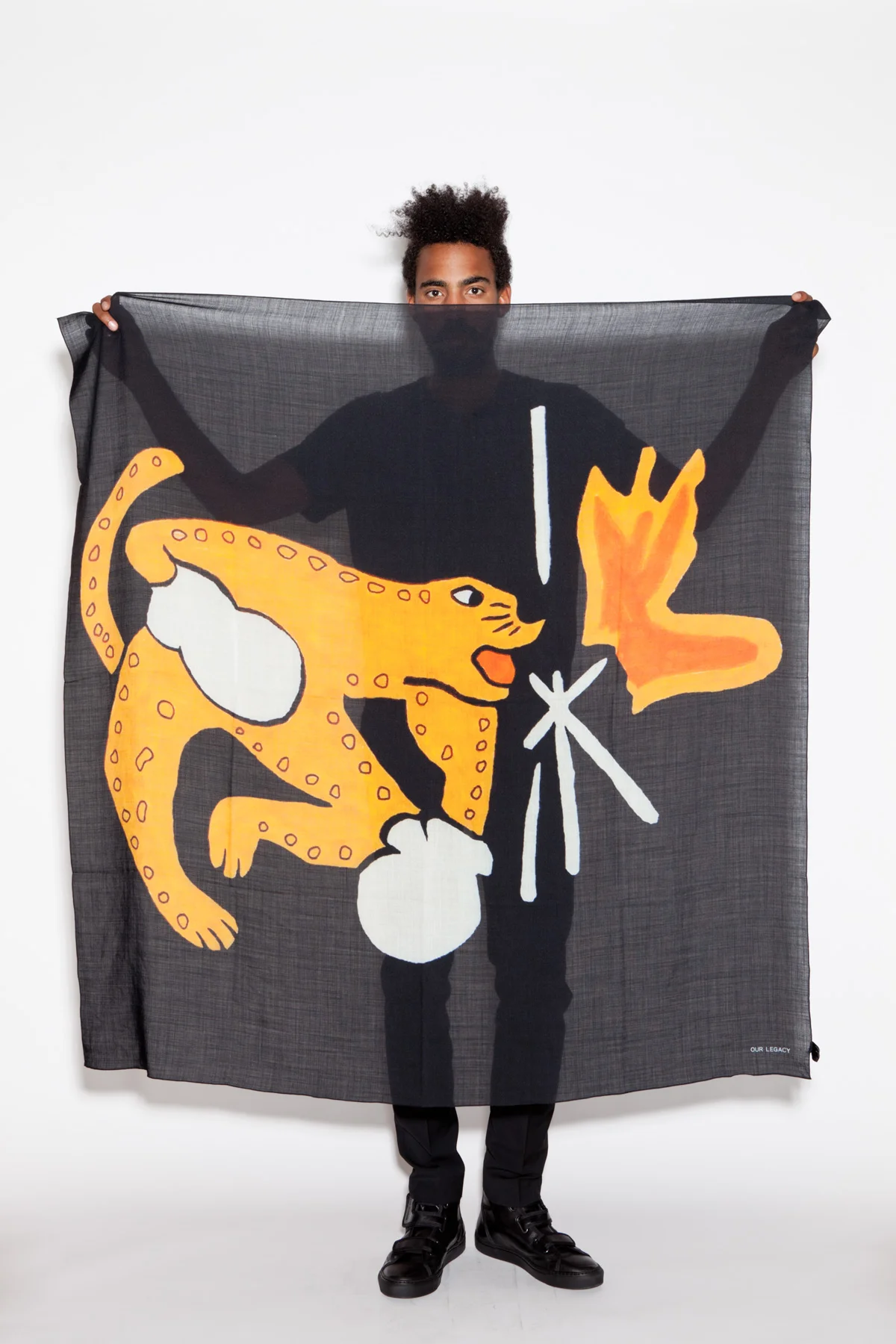 tresbienvisuals:
Printed Scarf from Our Legacy F/W 13
Très Bientres-bien.com
