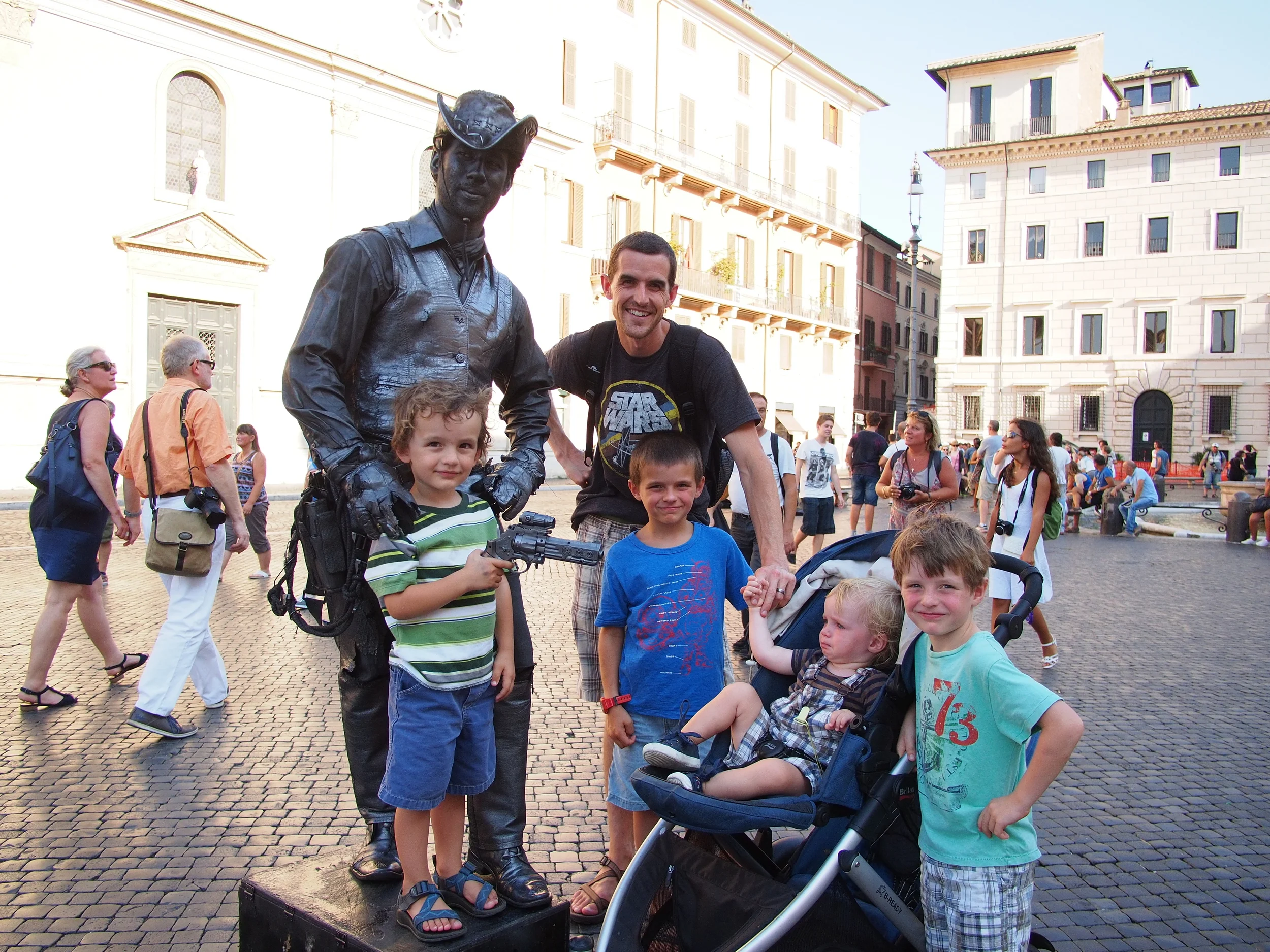  living statue creepin' on Joel 