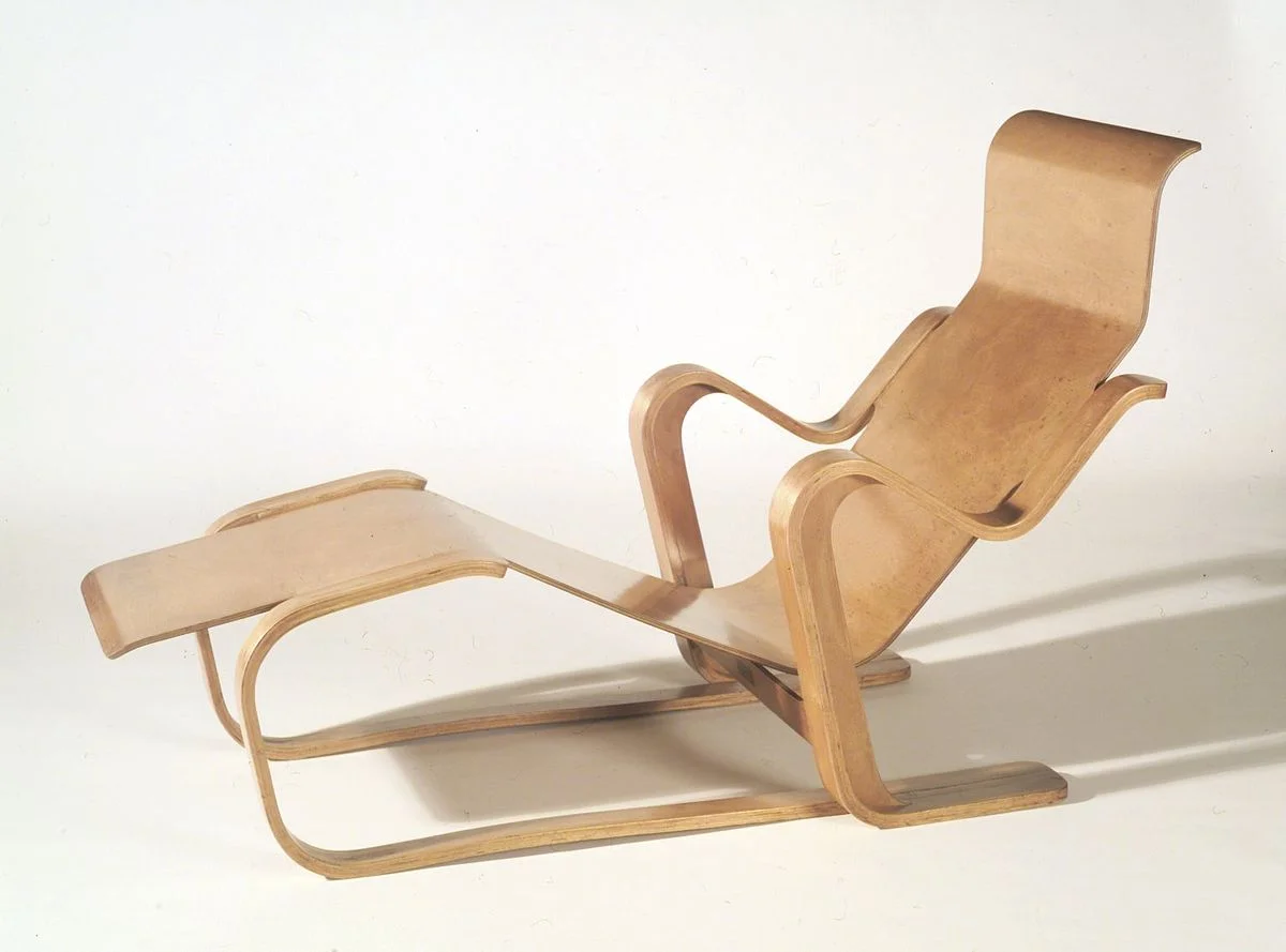Isokon Short Chair: https://en.wikipedia.org/wiki/Isokon_Long_Chair
