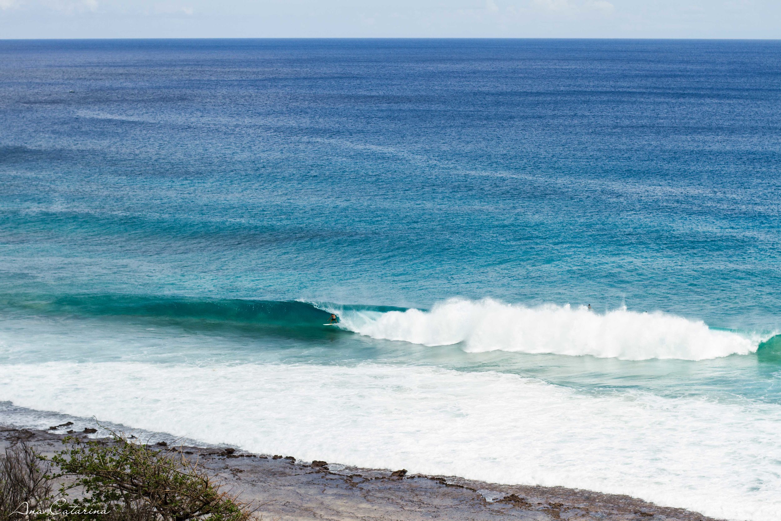 Line-up do Boldró, funcionando bonito na maré seca. Fundo de pedra e as ondas quebrando no mesmo lugar. Um luxo!