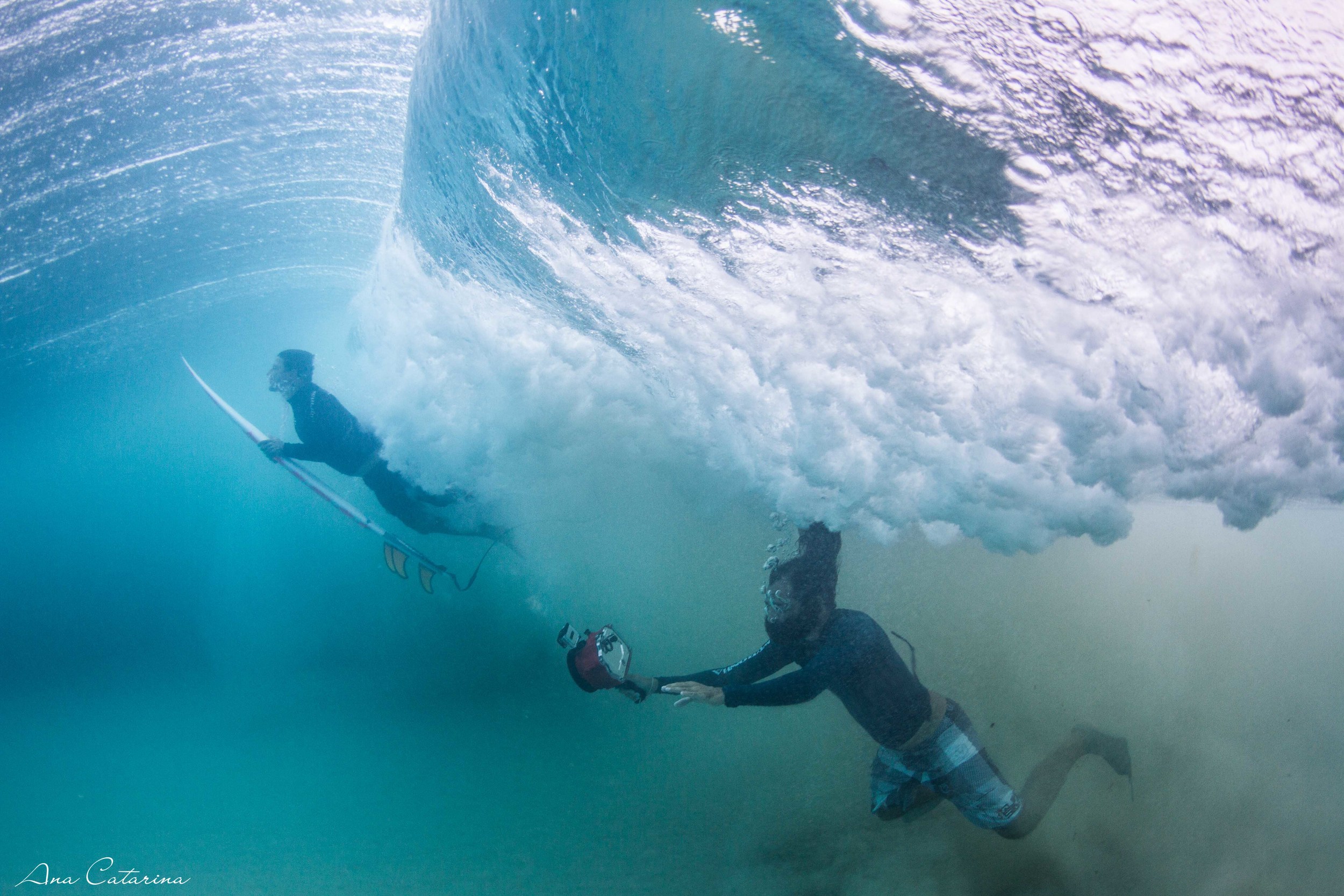 Daniel, de Ubatuba, um dos surfistas que conheci por lá e Iapa, o fotógrafo local / surfista / dono da marca 'Neuronha' varando a arrebentação.