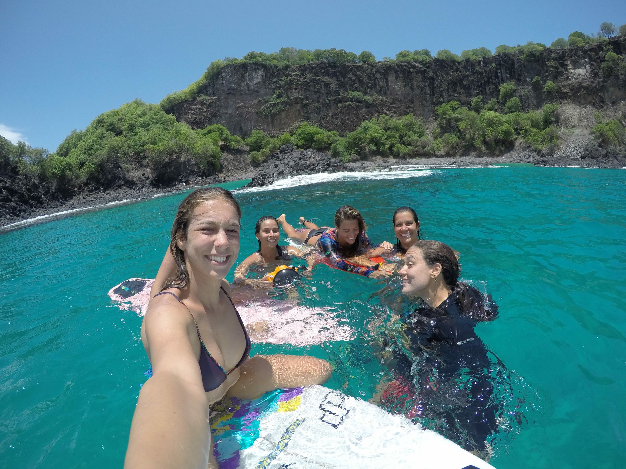 Noronha com elas: Marcelinha Witt, Ju Martins, Claudinha Gonçalves, Anna Verônica e Michelle Des Bouillons (brincando de pique-esconde atrás da Marcela)! #catacriativa