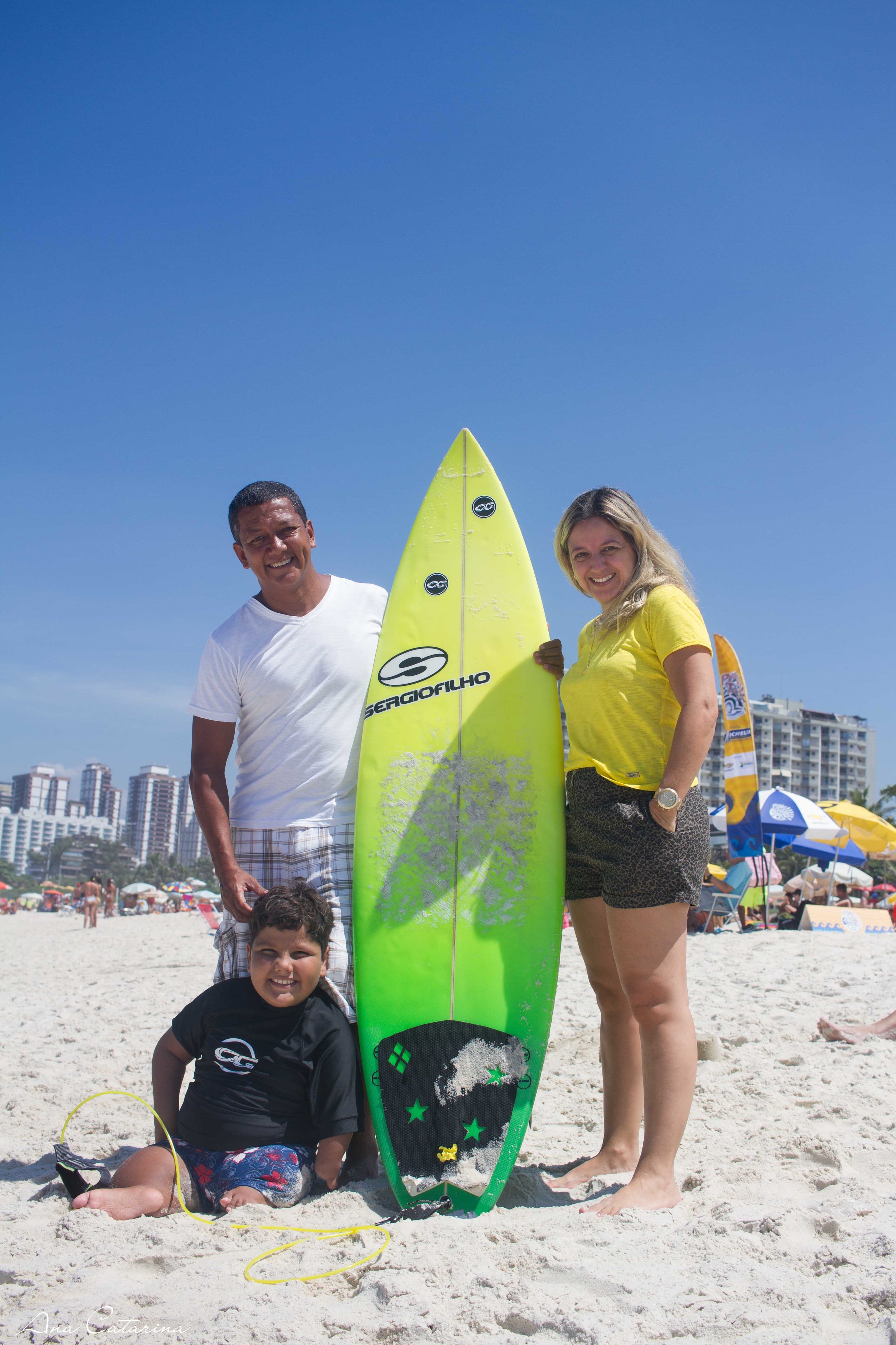 Davi e os amigos Souto e a esposa. Essa é a prancha que Souto deu de presente a ele.