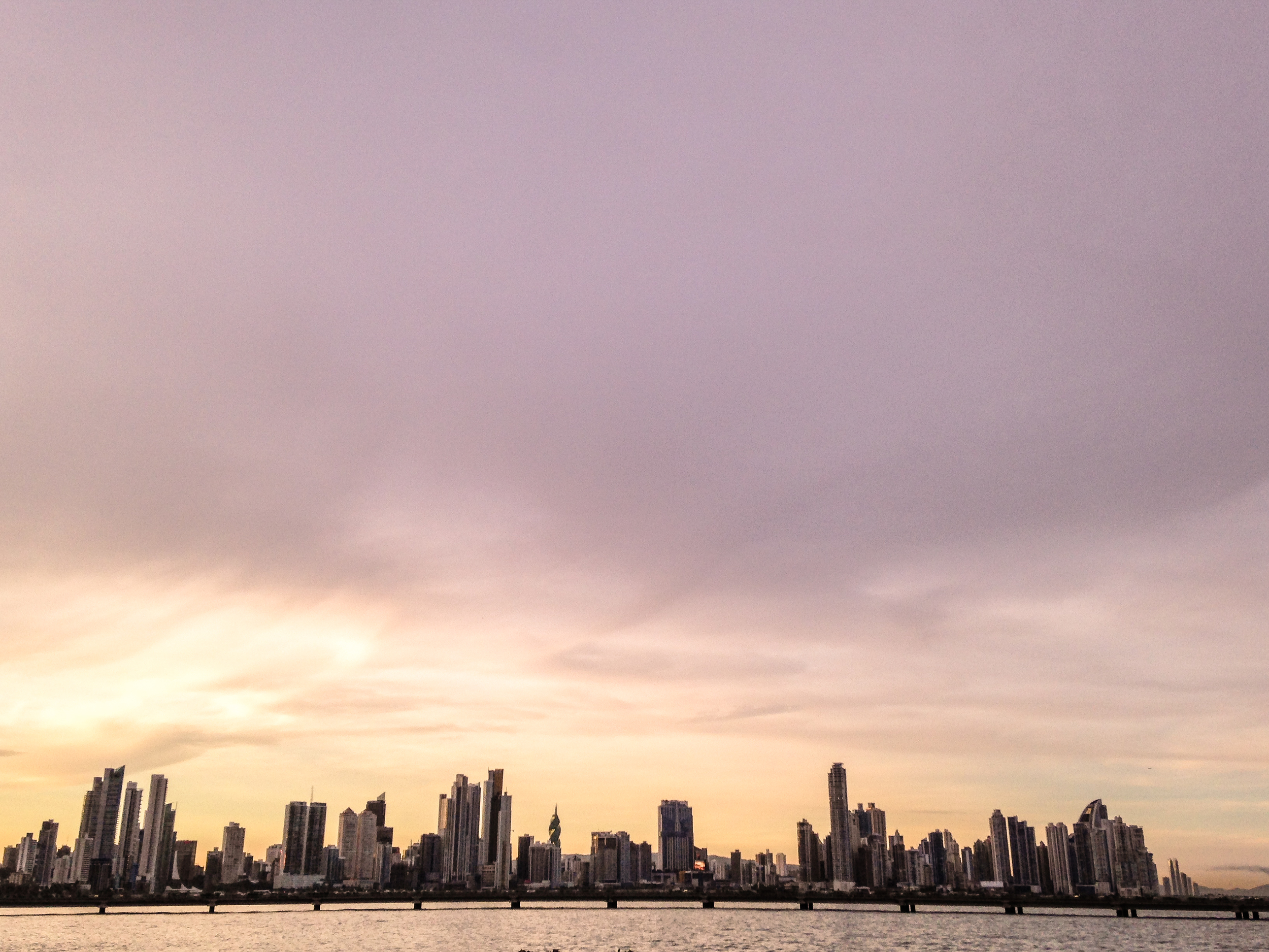 Landscape da Cidade do Panamá: arranha-céus bizarros por toda a orla.