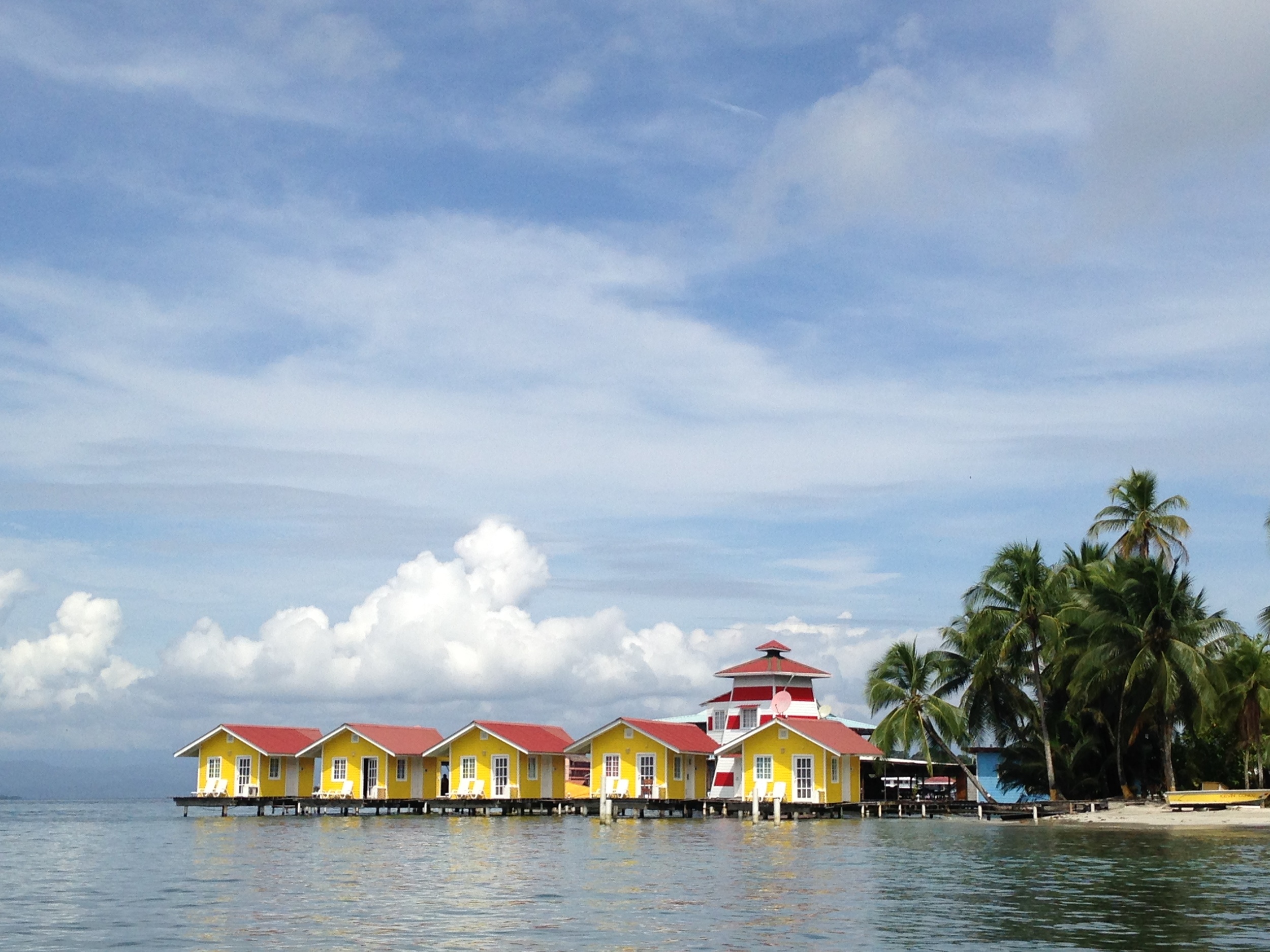 Chegando em Bocas del Toro, nos deparamos com um local mais ou menos assim. Casinhas flutuantes, tipo palafitas, feitas de tábuas de madeiras.