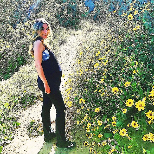 Taking some time to enjoy 🌏day. Living in an urban city, I can't tell you how good it feels to get out of the concrete jungle and into nature. The earth actually gives off antioxidants. So get barefoot in it and soak up the goodness. #grounding
.
.
.
.
#earthday #fitspo #fitmom #functionalfood #citylife #barefoot #tiuteam #bbg #bbgcommunity #bbg #bbgprogress #bbgpregnancy #california #earth #gmofree