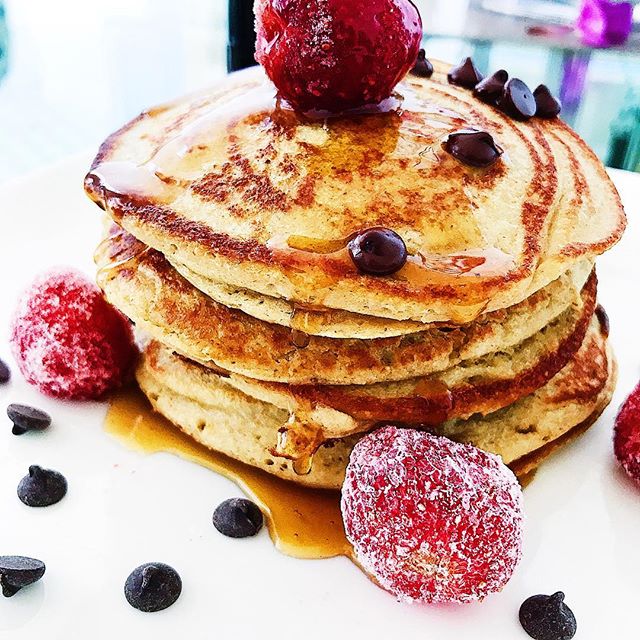 When the hubs requests healthified pancakes on his birthday you oblige. 🥞🎉Thankfully these are easy enough to make when you're #39weeks #pregnant. It's a variation off my choc chip pancake recipe at FastBeets.com. (If you're looking for a totally #vegan version see that one). Here's the quick rundown:
In your blender throw in: ▪️2 cups oatbran (blend these dry to create a flour for a smoother pancake)
▪️one ripe banana ▪️tsp baking soda ▪️splash of vanilla extract ▪️2 whole pasture-raised eggs
▪️1/2 - 1 cup plant-based milk of choice
Blend ingredients, then cook batter on a hot pan with a dollop of coconut oil.
Serve with fruit, chocolate chips and maple syrup 😋 .
.
.
.
.
#pregnantandfit #prenatal #pancake #chocolatechip #cravings #healthylifestyle #healthybreakfast #getinmybelly #glutenfree #fitnessmotivation #🥞