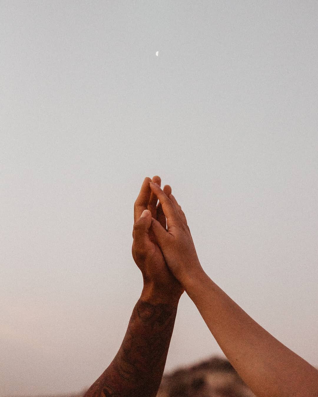 🖐️🖐️🌖
.
.
.
.
.
.
.
.
#dirtybootsmessyhair #lookslikefilm #lookslikefilmweddings #ivorytribe #totheaisleaustralia #togetherjournal #heyheyhellomay #heywildweddings #authenticlovemag #humanlovers