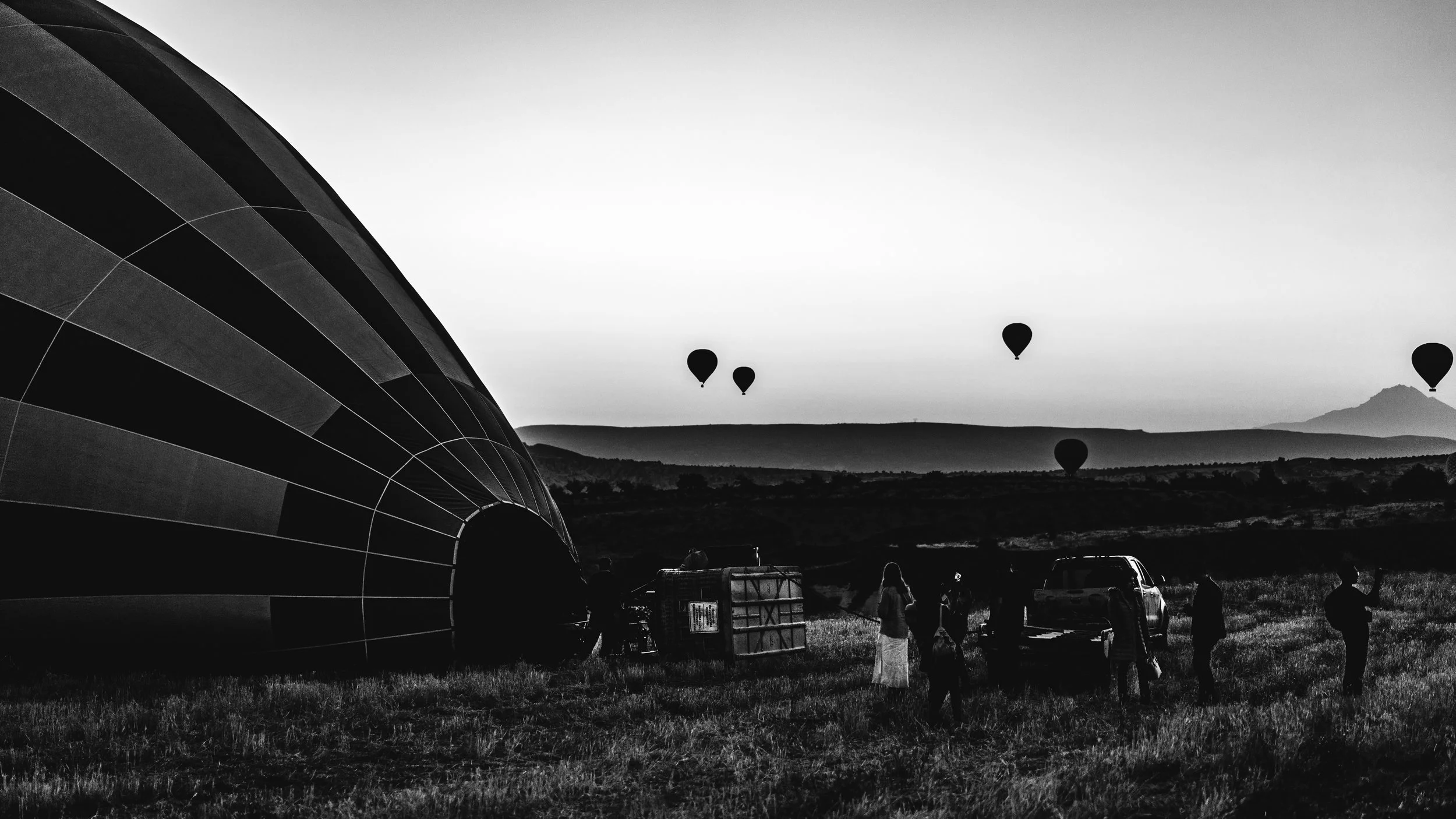 man firing up the balloon 4-06887.jpg