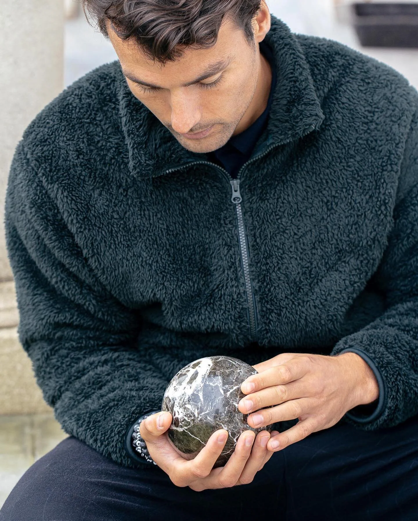&Agrave; travers les m&eacute;andres de cette galaxie cristalline, le Jaspe Oc&eacute;an intrigue. 
Surnomm&eacute;e &laquo;&nbsp;pierre de l&rsquo;Atlantide&nbsp;&raquo;, son nom proviendrait de la l&eacute;gende de l&rsquo;ancien continent mythique