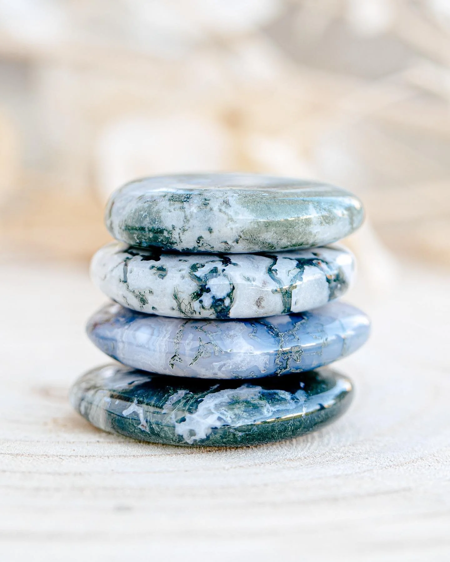 La vie nous mettra des pierres sur notre chemin. &Agrave; nous de d&eacute;cider si nous voulons construire un mur ou un pont 🙏🏼 

#nasoha #consciousstones #quotes #stones #lithotherapy #agatemousse 
📸 @jadwiga.b 
www.nasoha.be