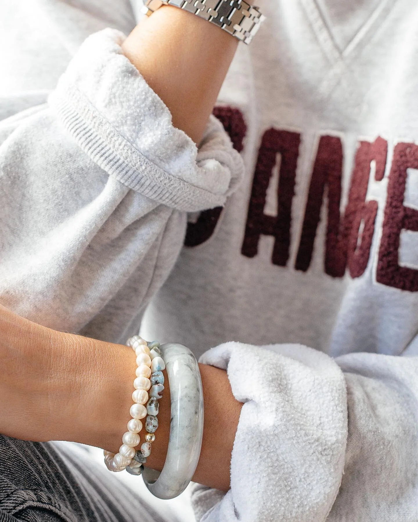 Joncs en Jade, bangles en Malachite, bracelets en perle de pierres &hellip; Autrefois, le bracelet &eacute;tait consid&eacute;r&eacute; comme un symbole d'attachement, d'unit&eacute;, de loyaut&eacute;. 

Tel un talisman, il symbolisait l&rsquo;union