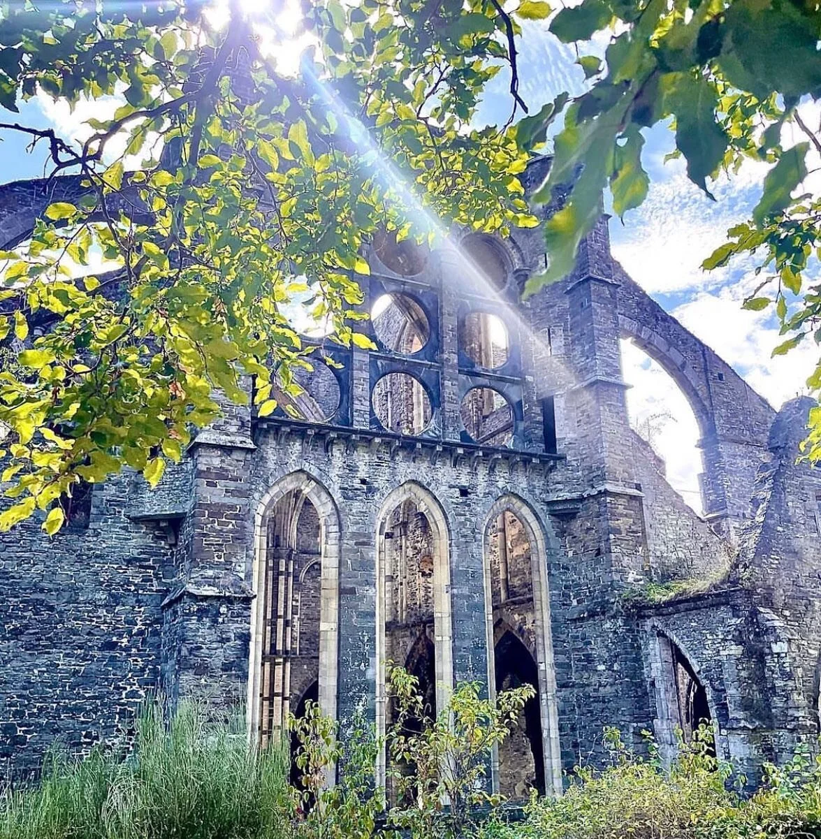 C&rsquo;est &agrave; Abbaye de Villers (Villers-la-Ville) que je passe le plus de mon temps ces derniers jours 🙏🏼Apr&egrave;s la &laquo; Full Moon Ceremony &raquo; et les formations sur les cristaux, c&rsquo;est un tout autre atelier que j&lsquo;ai