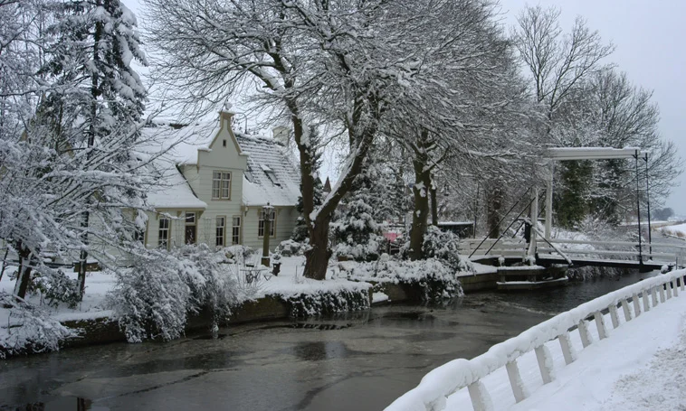 33. Ophaalbrug in de winter Broek in waterland.jpg