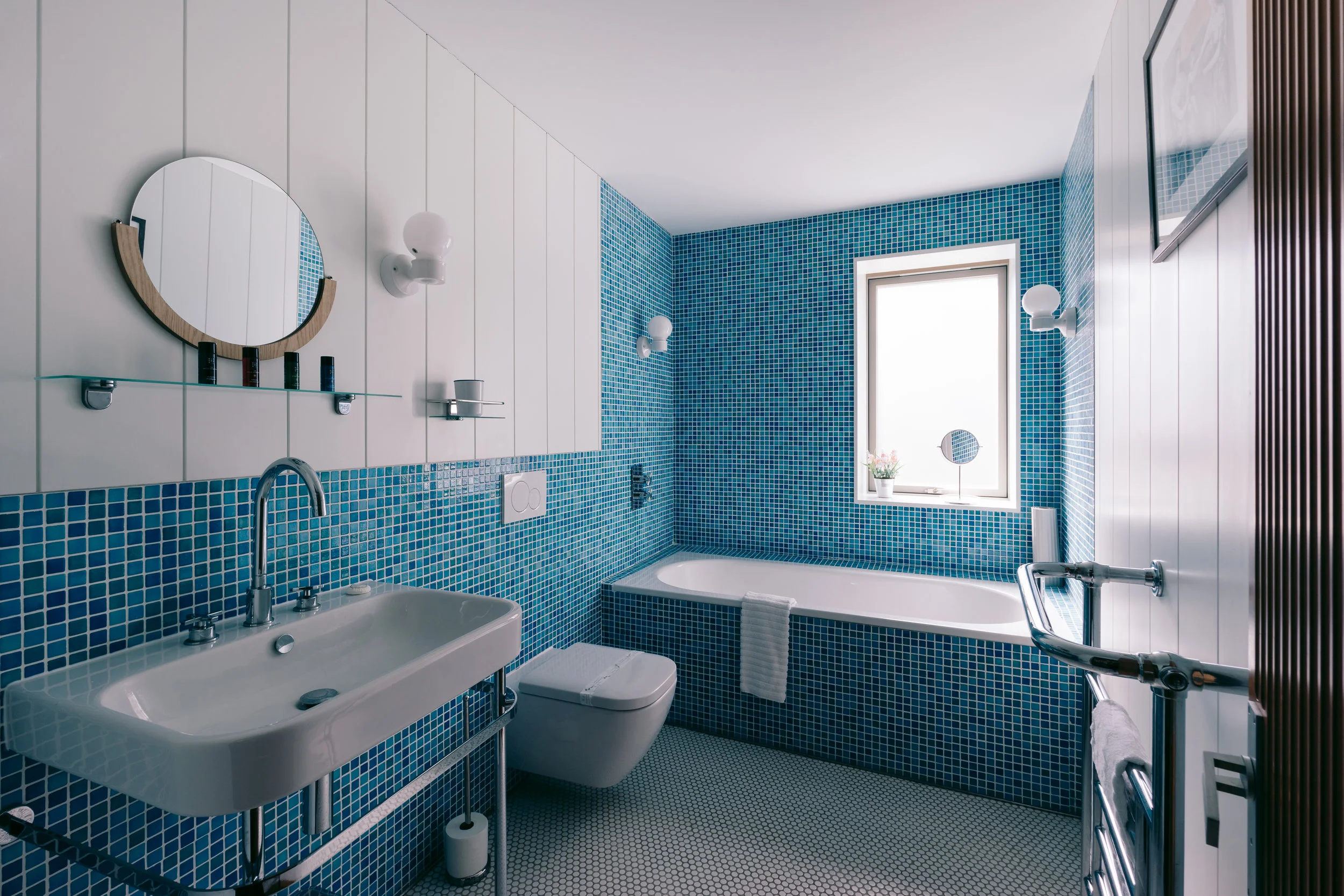 Houseboat_Bathroom.jpg