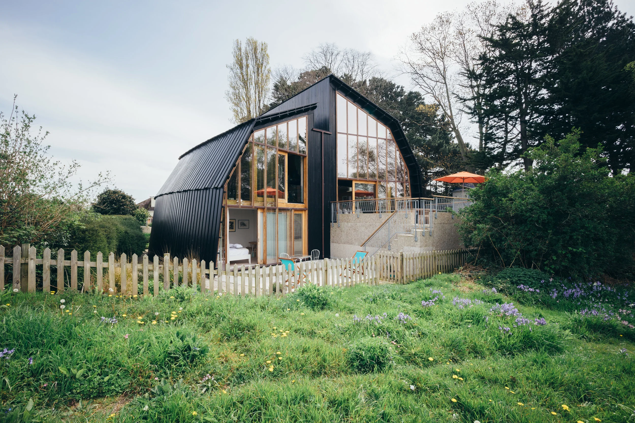 Houseboat_Ext_1.jpg