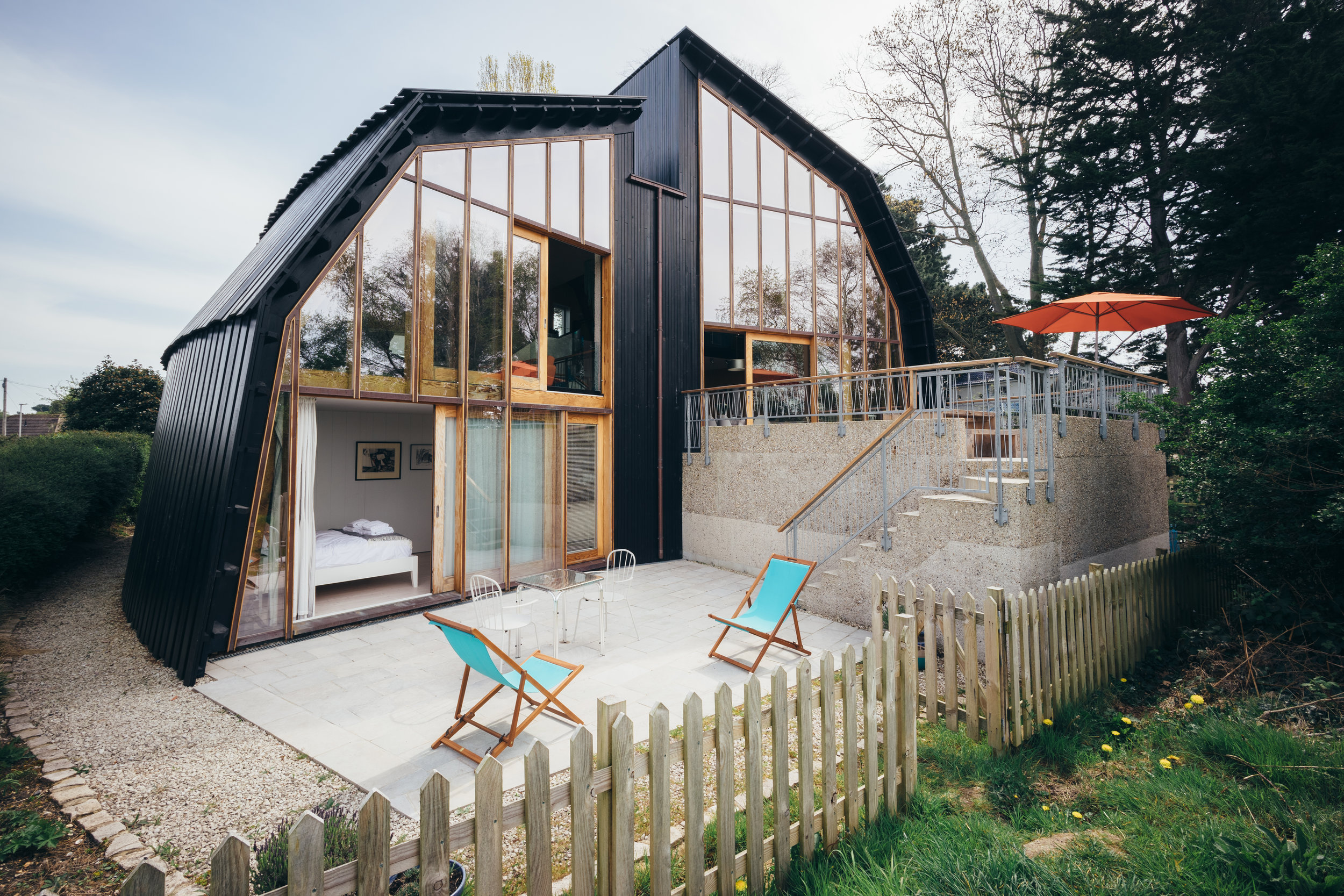 Houseboat_Ext_2.jpg