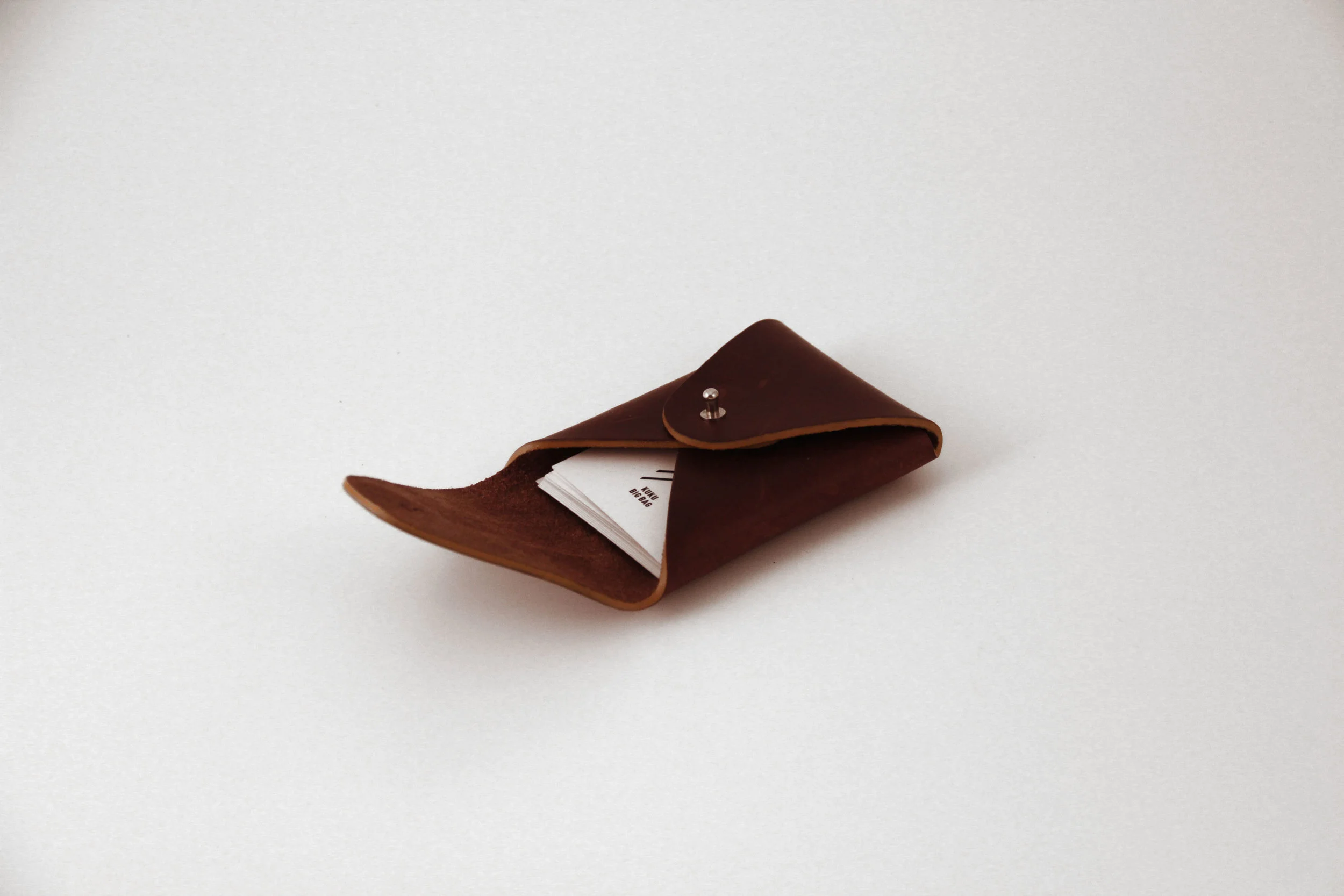 kukubigbag_enveloppurse_brown01.jpg