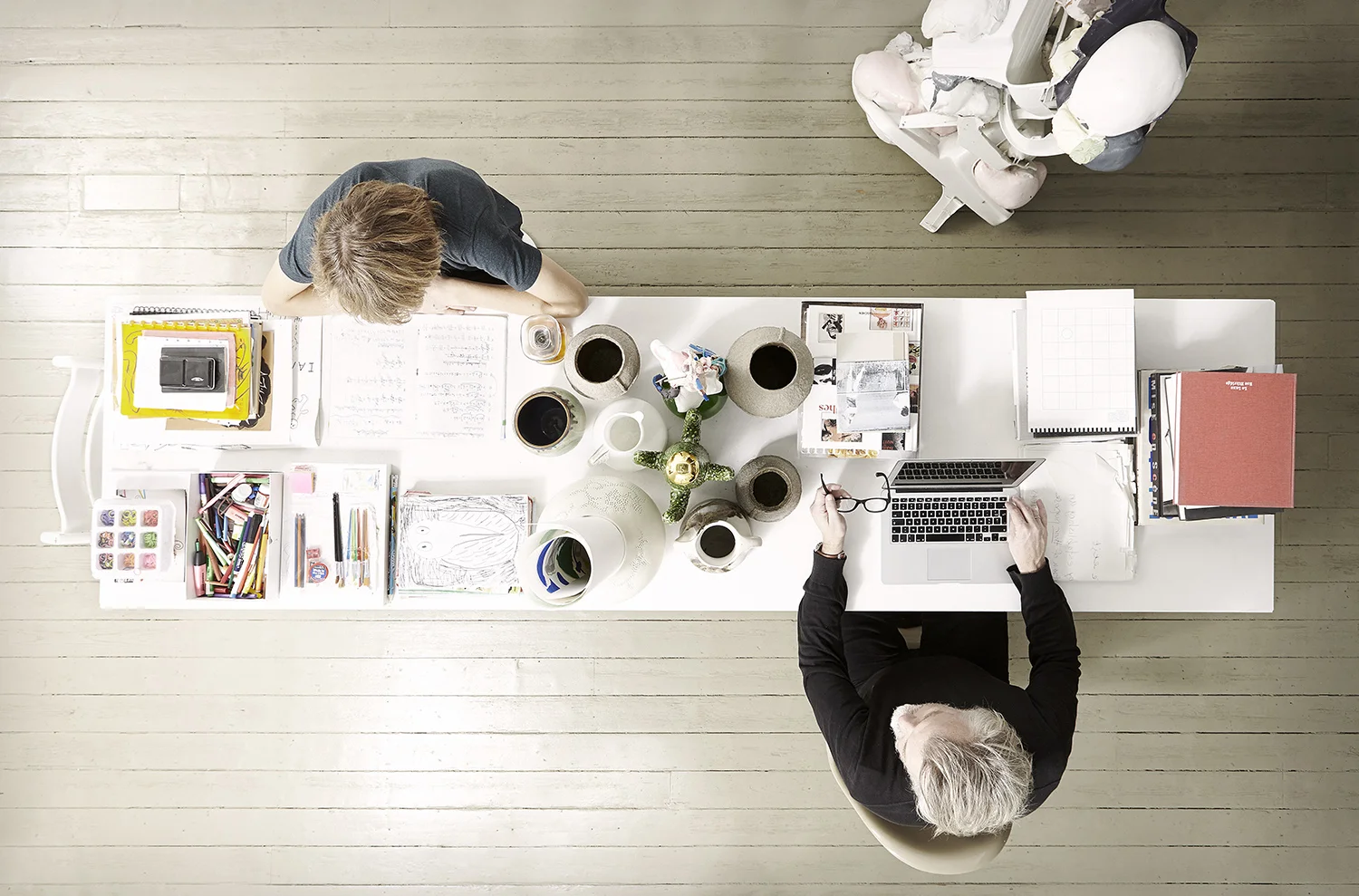 top_shot_working_desk-of-dimitri_jeurissen-basedesign-basebru-recto_verso_magazine_portrait-by-oskar.jpg